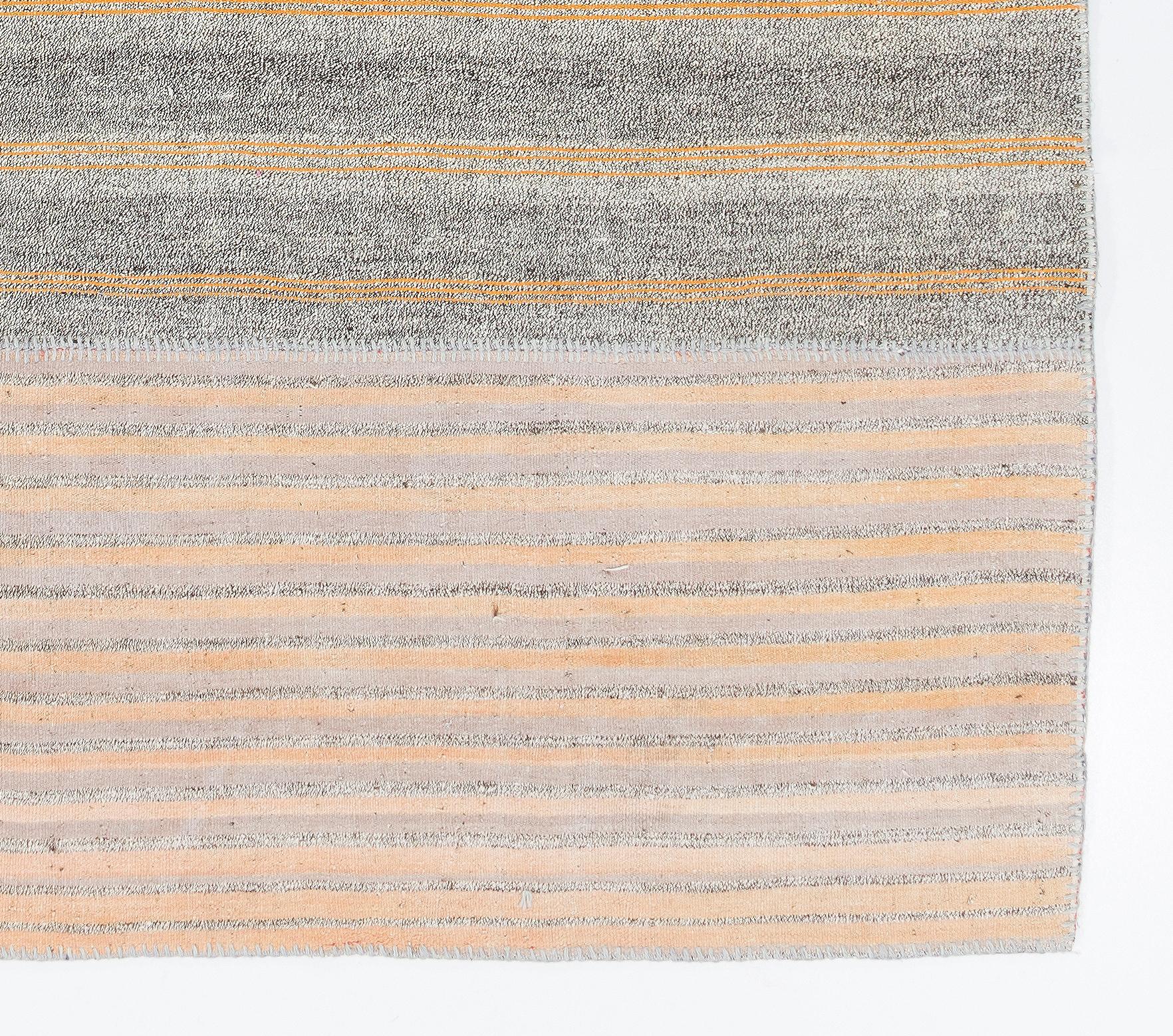 8.6x1,7 m Vintage-Kelim-Teppich, Bodenbedeckung aus Flachgewebe. Weiß, Orange, Weiß im Zustand „Gut“ im Angebot in Spring Valley, NY