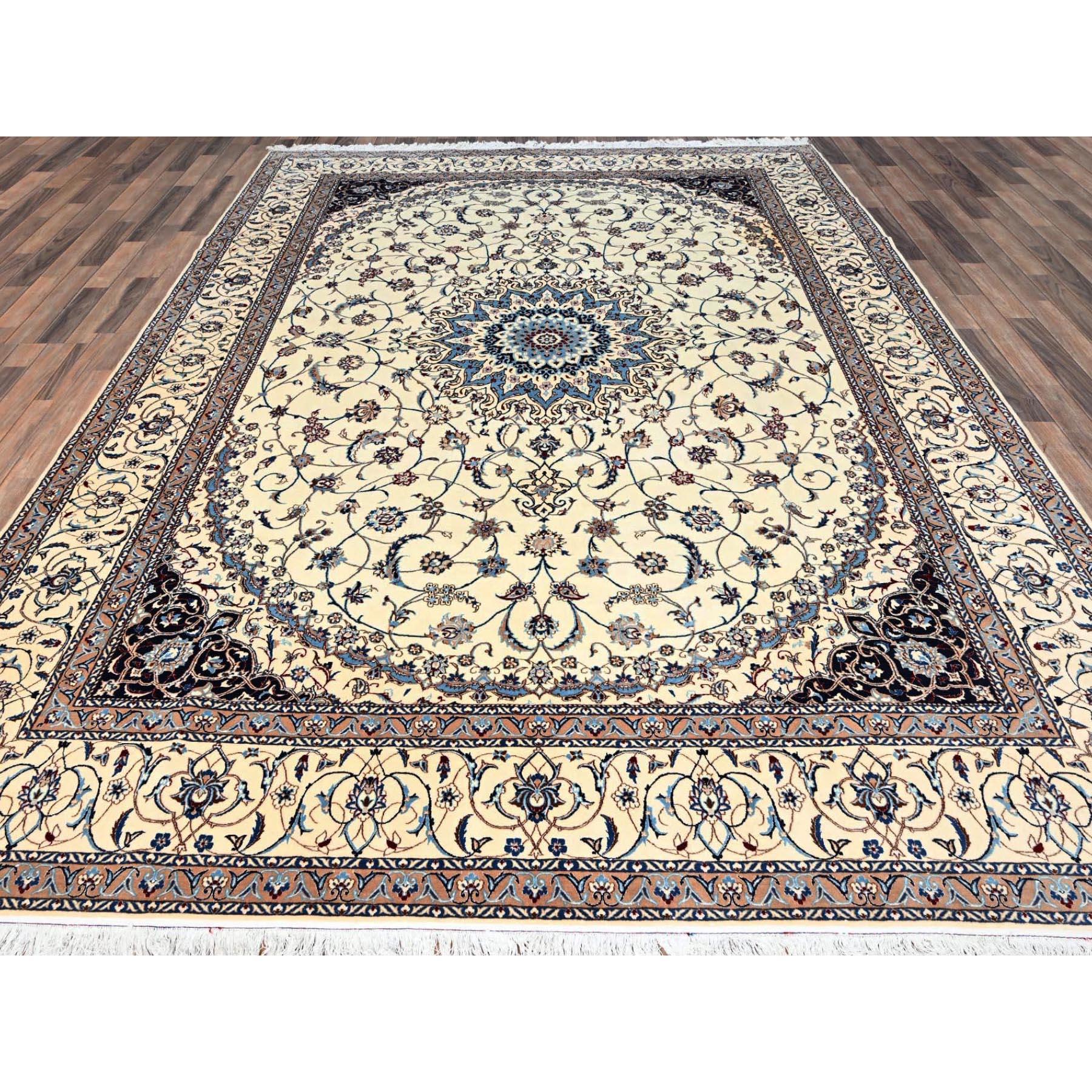 Chiffon White, Tappeto persiano Nain con disegno di medaglioni floreali, 400 KPSI, Lana e seta, Annodato a mano, Tappeto orientale
Materiali primari: Lana e seta
Lattice: No Pile 
altezza: 0,25 pollici
Stile: Tradizionale
Colore primario: