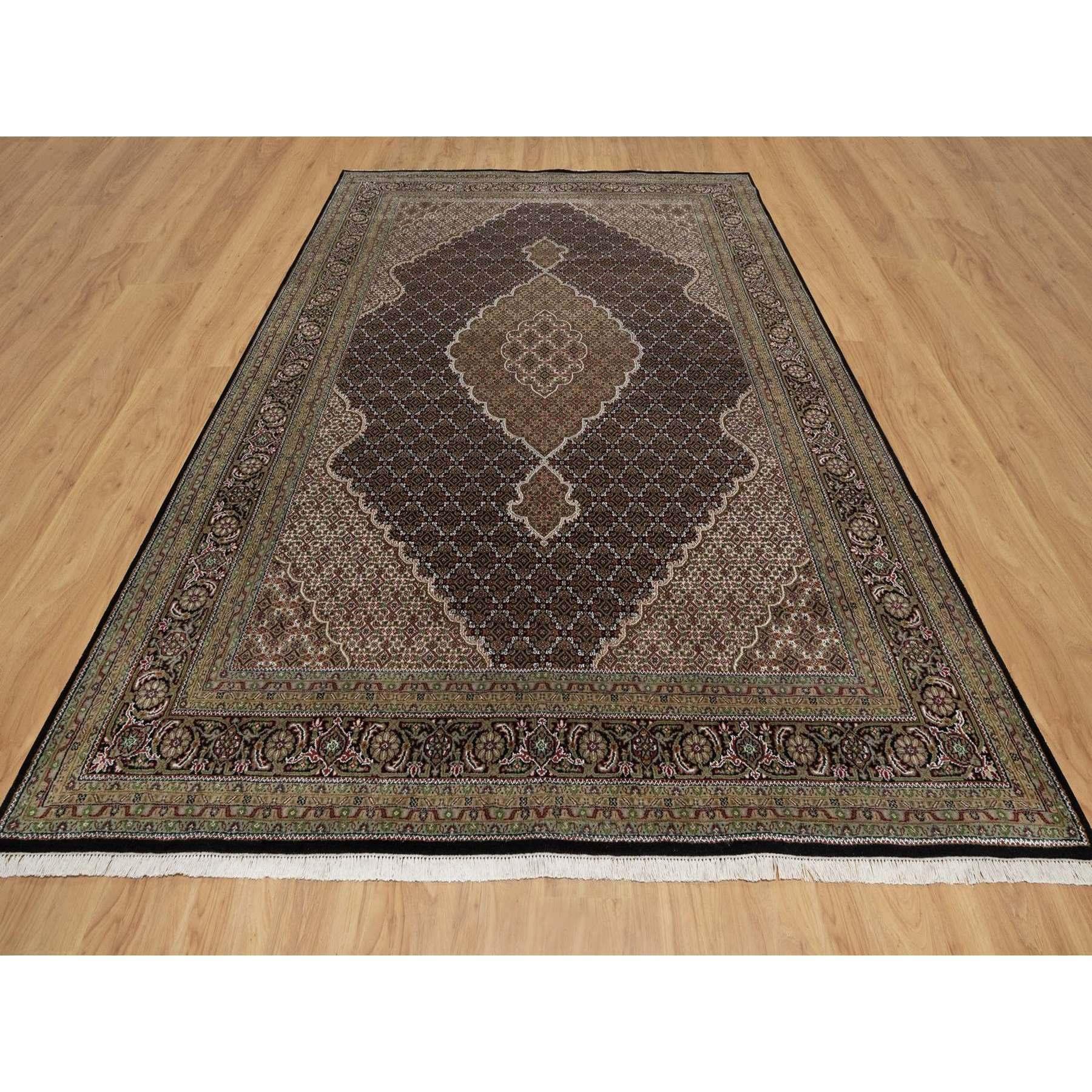 Premium Black, 175 KPSI, Tabriz Mahi avec motif de médaillon de poisson, 100% laine, noué à la main, tapis d'Orient
Matières premières : Laine
Latex : Pas de poils 
hauteur : 0,25 pouces
Style : Traditionnel
Couleur primaire : noir
Couleurs