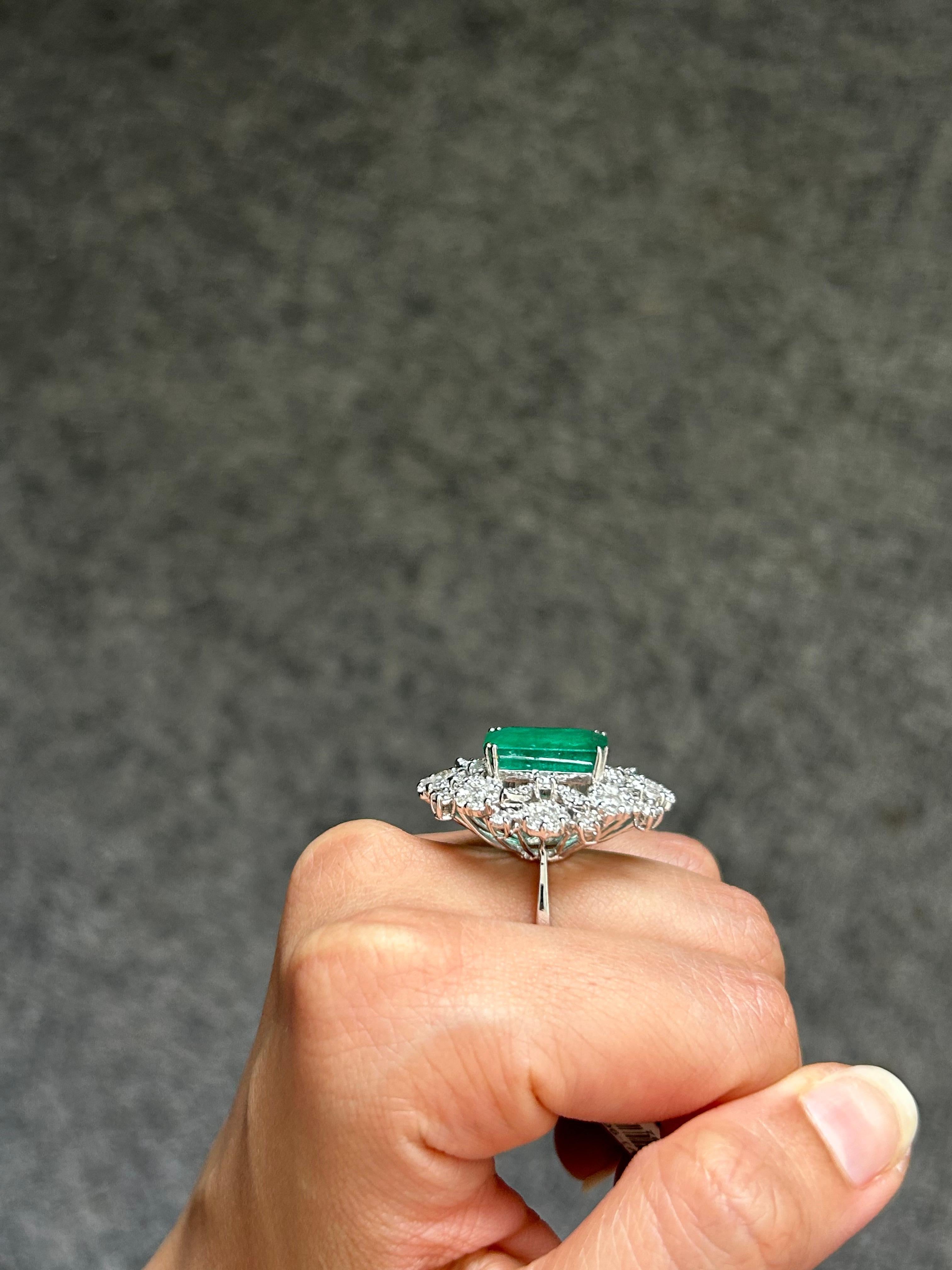 8.7 Carat Emerald and Diamond Cocktail Engagement Ring In New Condition For Sale In Bangkok, Thailand