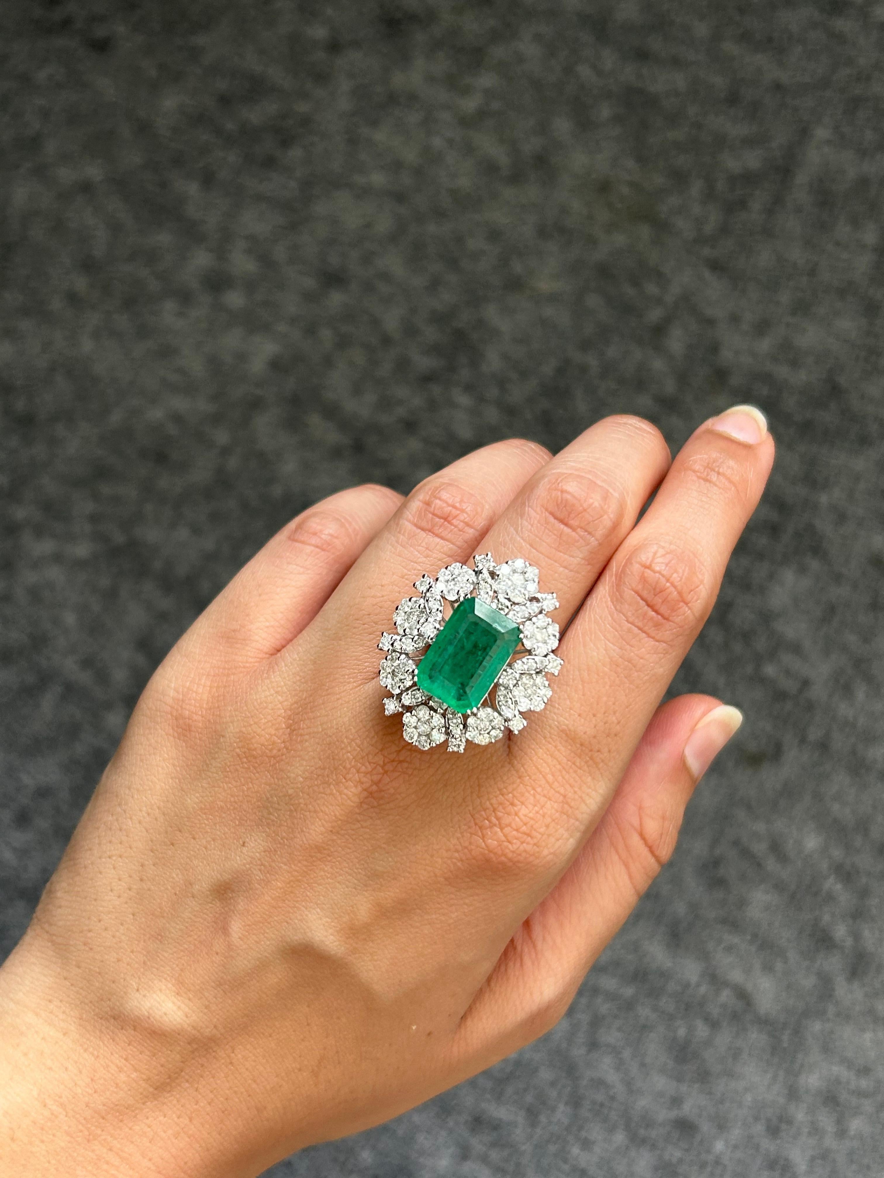 Women's or Men's 8.7 Carat Emerald and Diamond Cocktail Engagement Ring For Sale