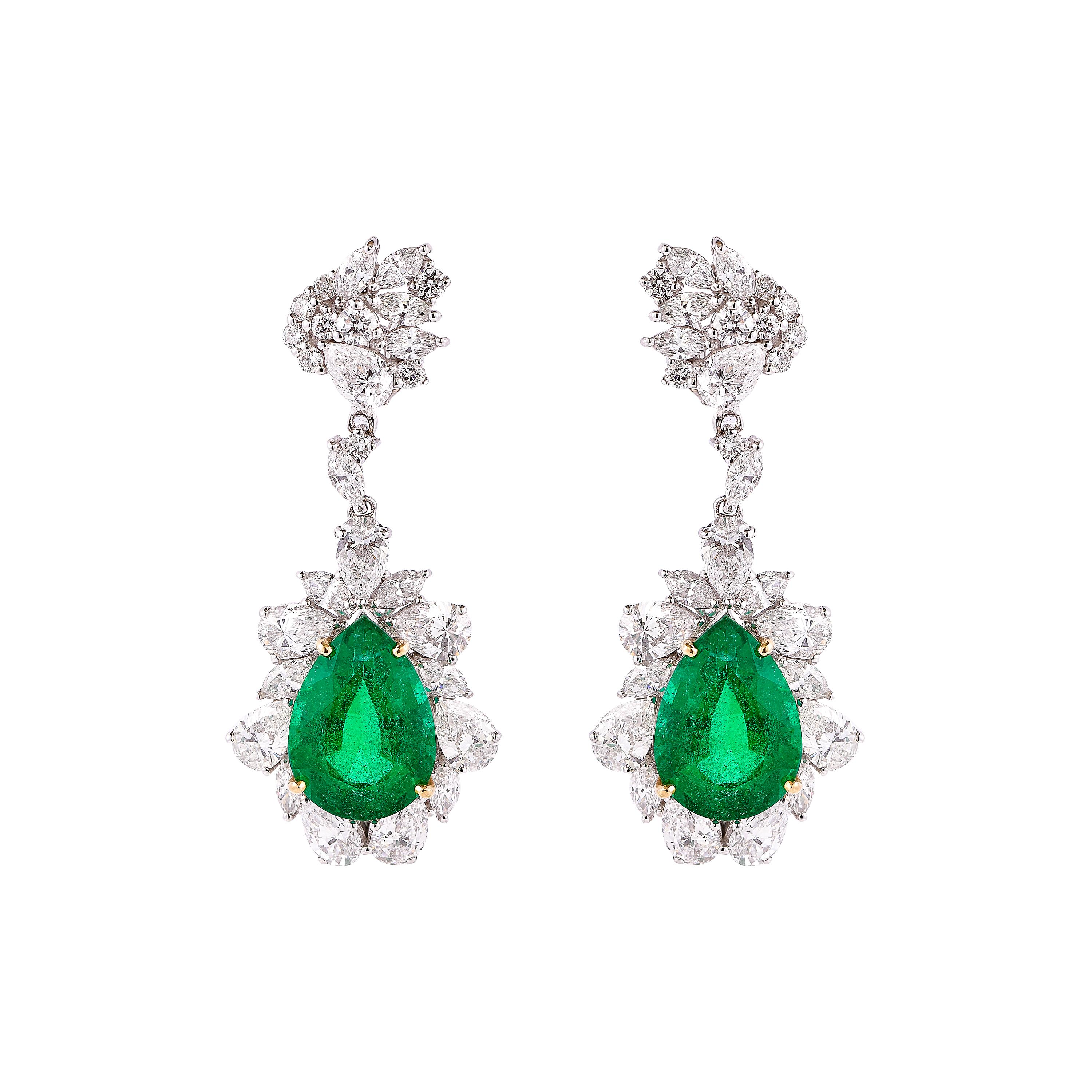 8.7 Carat Emerald and Diamond Earrings in 18 Karat White Gold In New Condition For Sale In Hong Kong, HK
