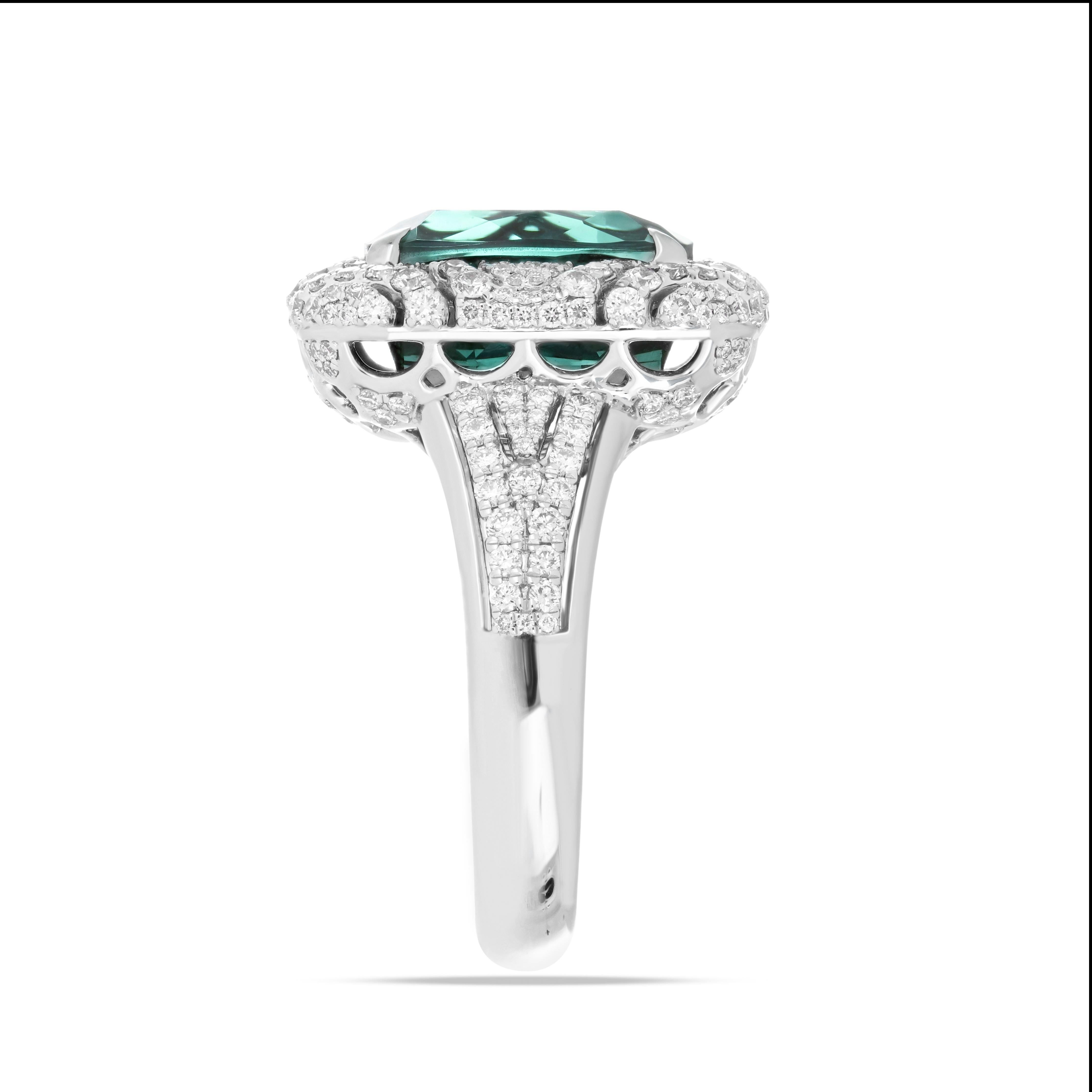 8.7 Carat Green Tourmaline and Diamond Studded Ring in 18K White Gold In New Condition For Sale In JAIPUR, IN