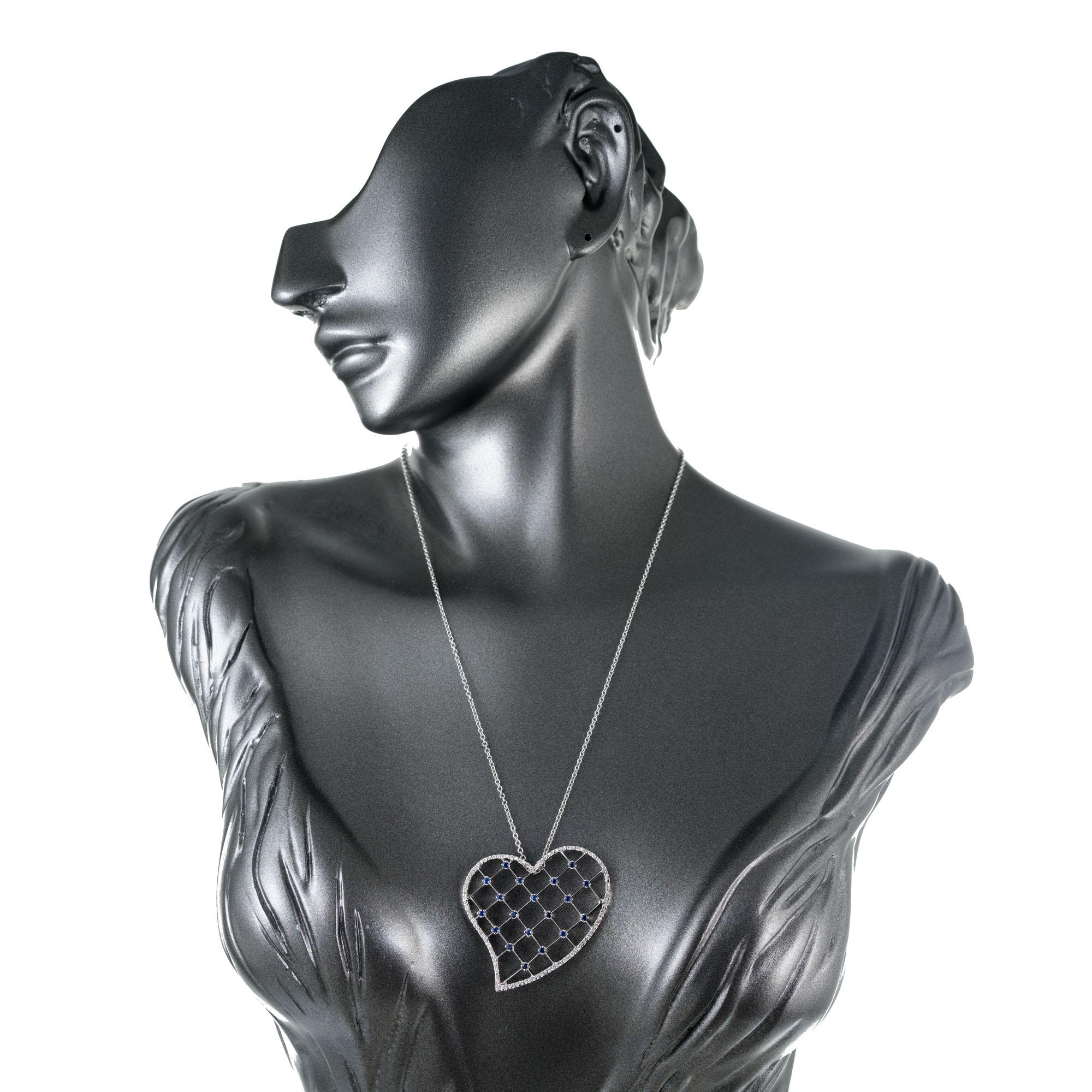 Collana con ciondolo a forma di cuore in oro con zaffiro e diamanti da .87 carati In condizioni buone in vendita a Stamford, CT