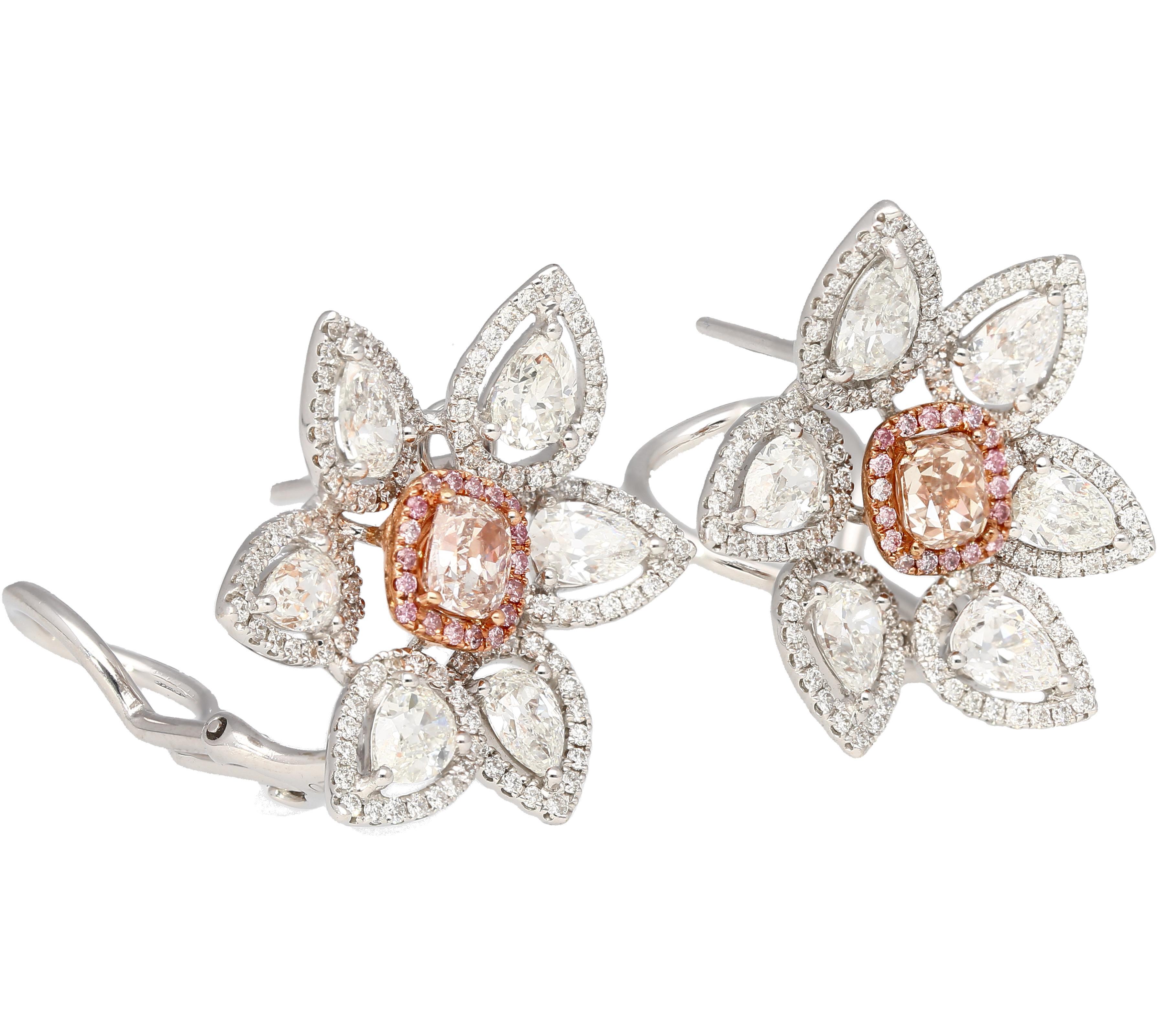 Ces boucles d'oreilles au motif floral captivant présentent une délicieuse combinaison d'or blanc et d'or rose 18 carats. Deux diamants roses de taille coussin, totalisant 0,90 carat, occupent le devant de la scène, chacun affichant une belle