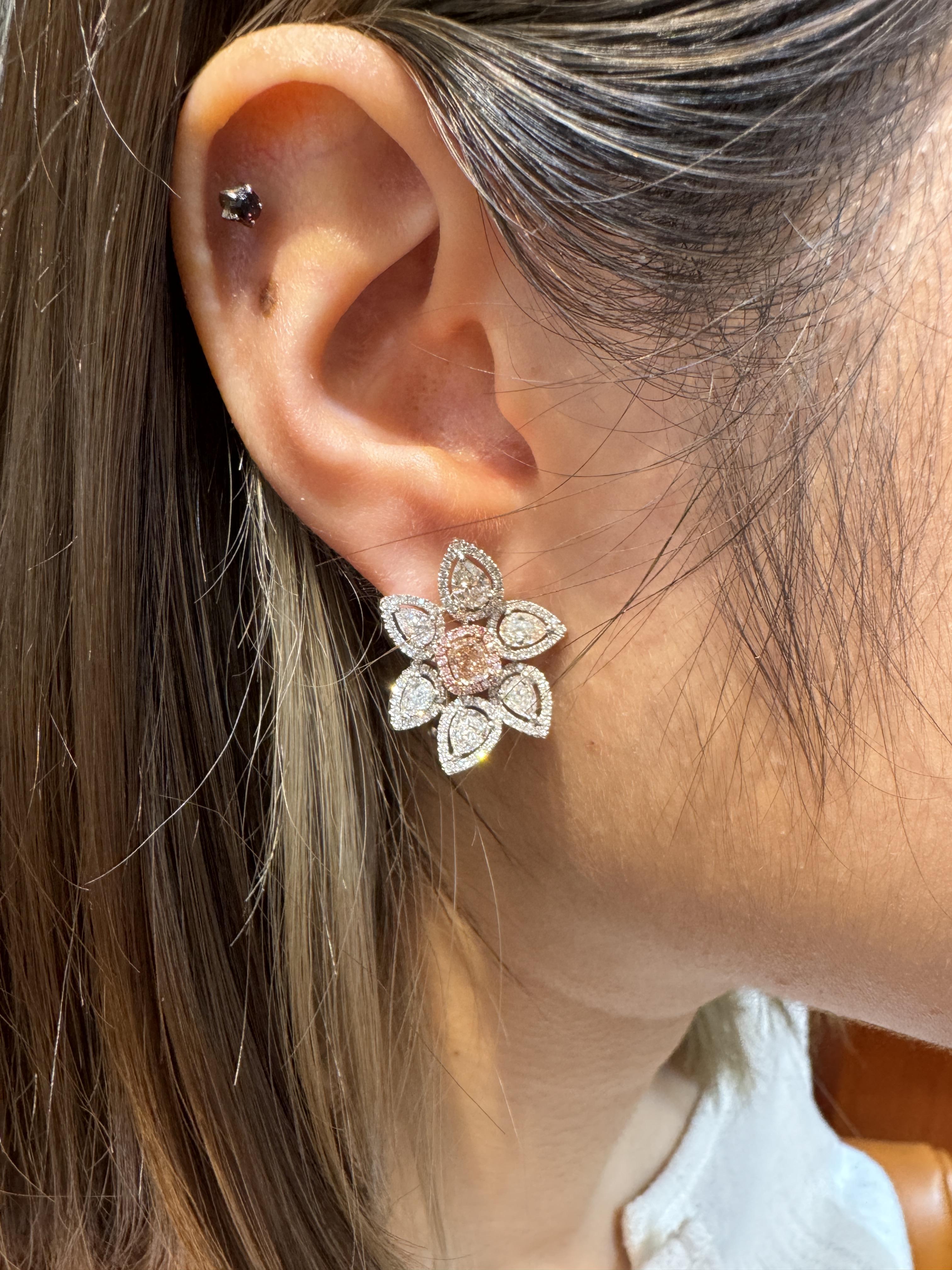 Boucles d'oreilles composées de fleurs et de diamants roses d'une valeur totale de 8,7 carats naturels Pour femmes en vente