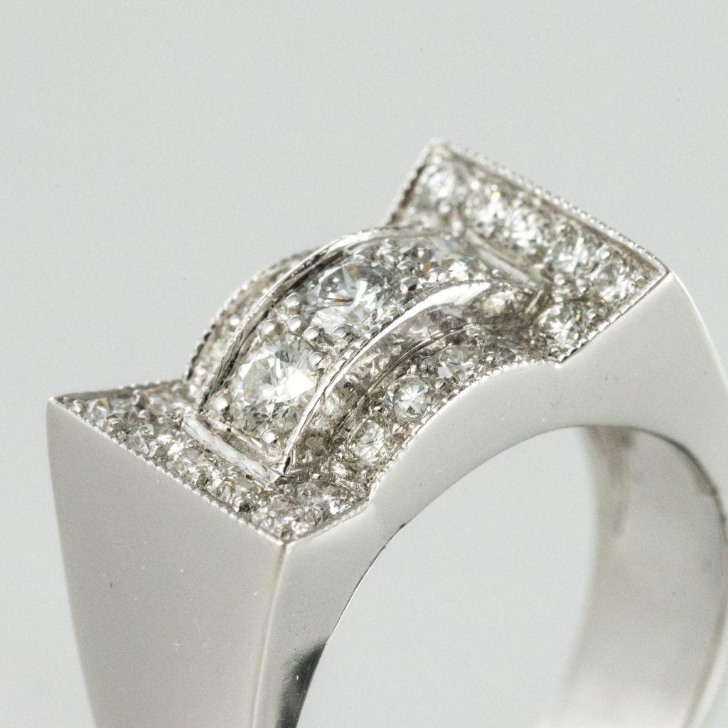 Women's Art Deco Style 0.87 Carat Diamonds 18 Karat White Gold Ring For Sale