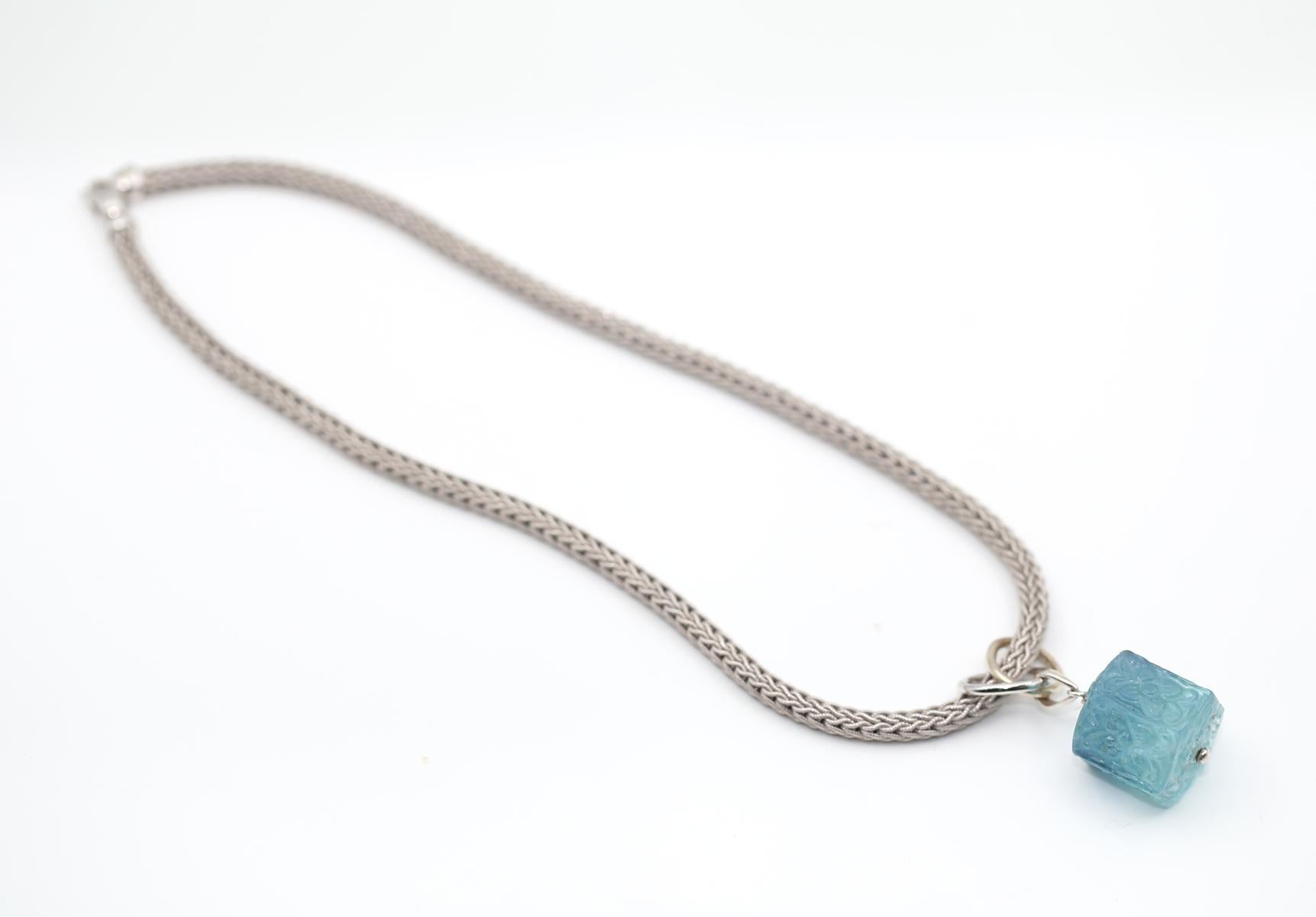 87 Karat Aquamarin-Blumenanhänger mit Schnitzereien, 1980 für Damen oder Herren