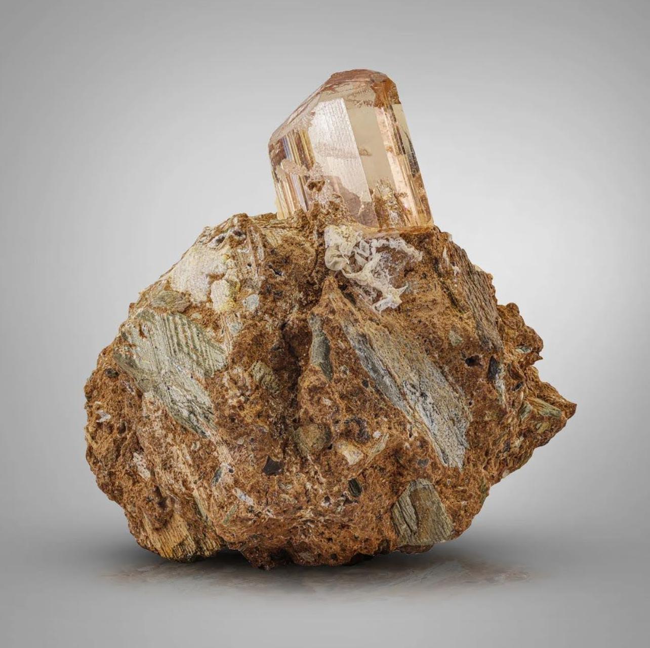 Informazioni sul prodotto:

Nome del campione: Cristallo di topazio su calcite 

Peso: 87 grammi

Dimensioni: H: 4,8 x L: 5,3 x P: 4,5 cm 

Trattamento: Nessuno

Origine: Miniera di Katlang, Distretto di Mardan, Provincia di KPK,