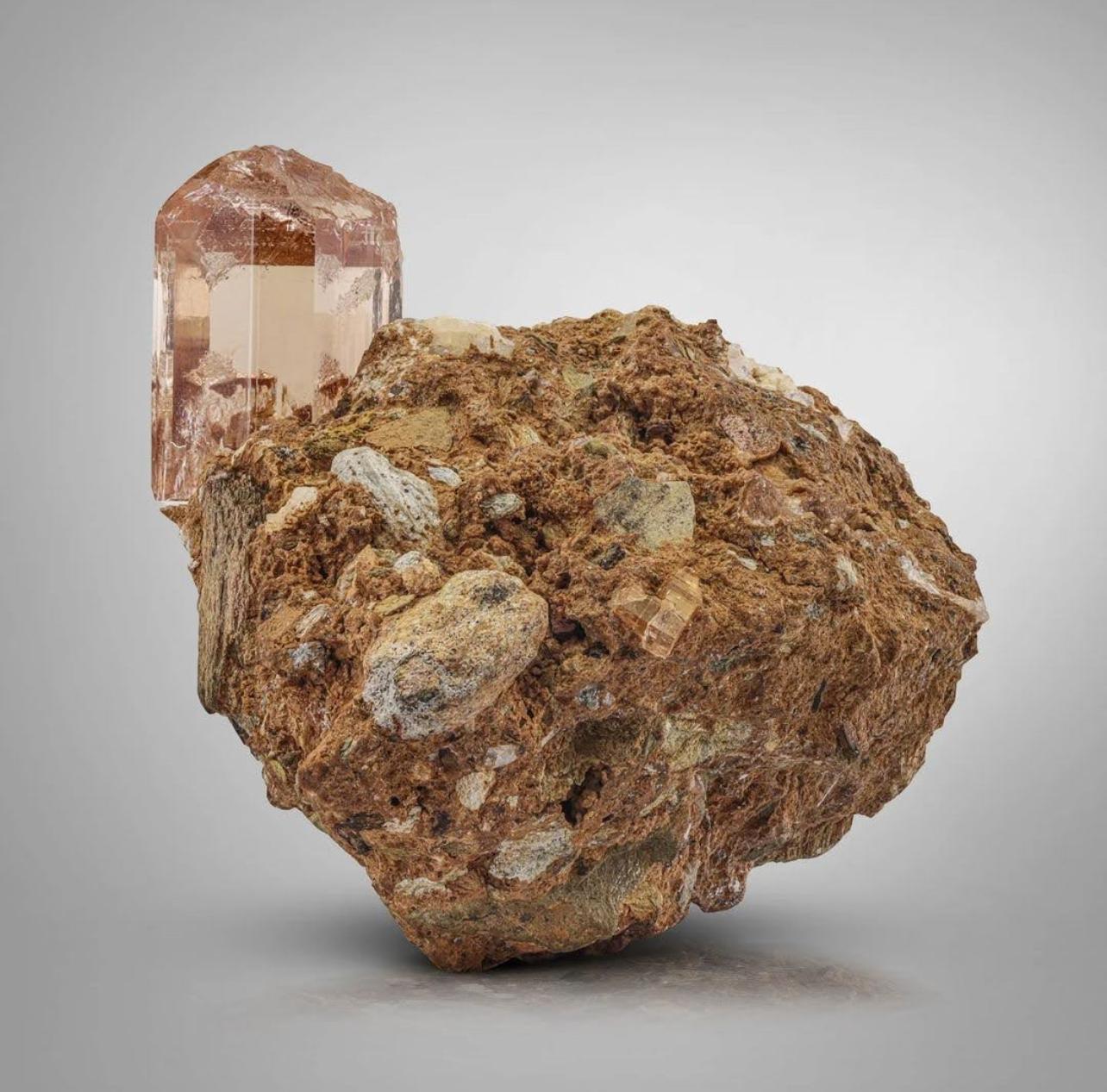 Stile Adam 87 grammi di cristallo di topazio marrone champagne su calcite dal Pakistan in vendita