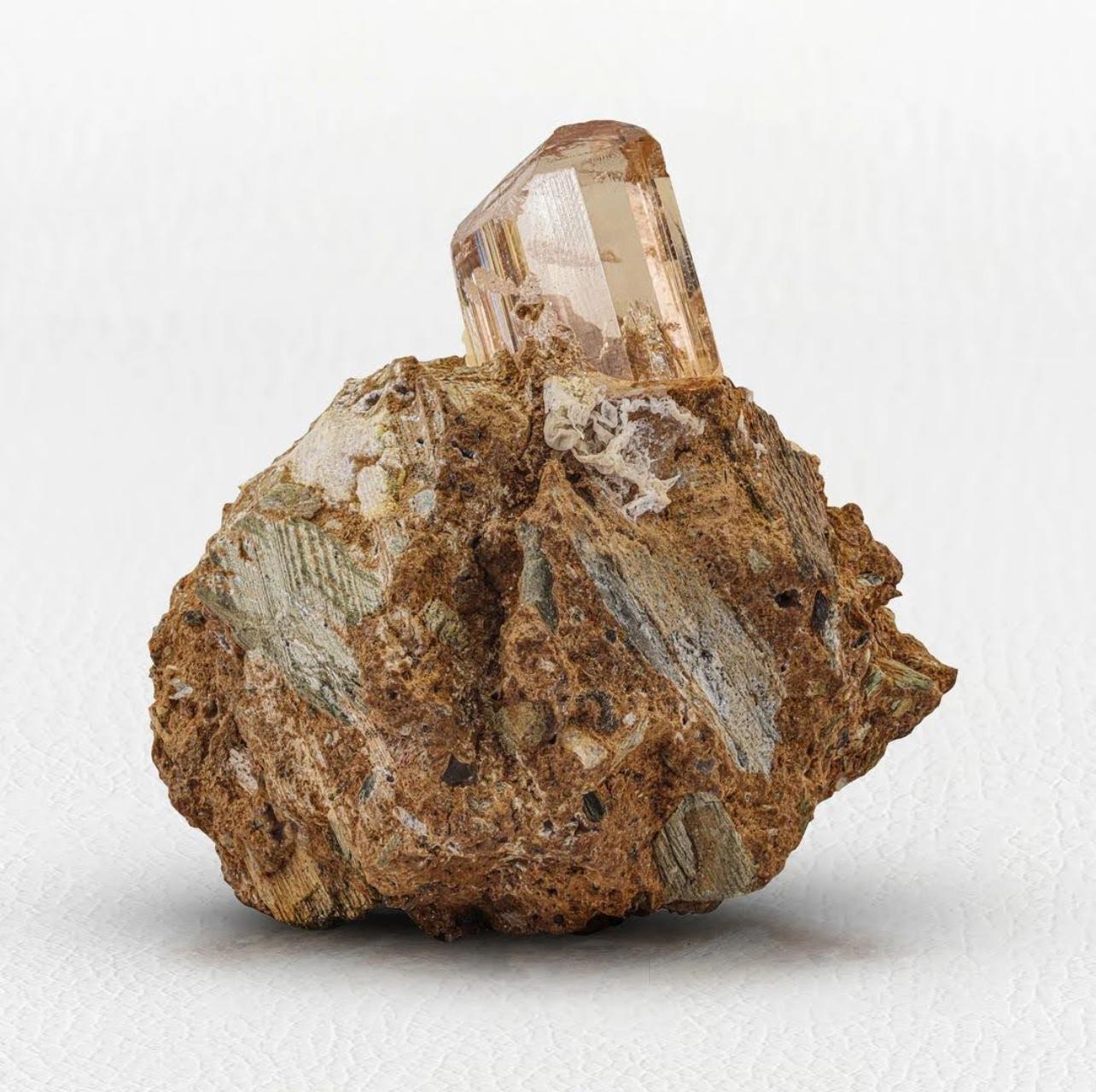87 grammi di cristallo di topazio marrone champagne su calcite dal Pakistan In condizioni buone in vendita a Peshawar, PK