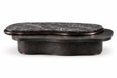 Mesa de centro amorfa a medida de 87" de largo en mármol oscuro con roble teñido oscuro