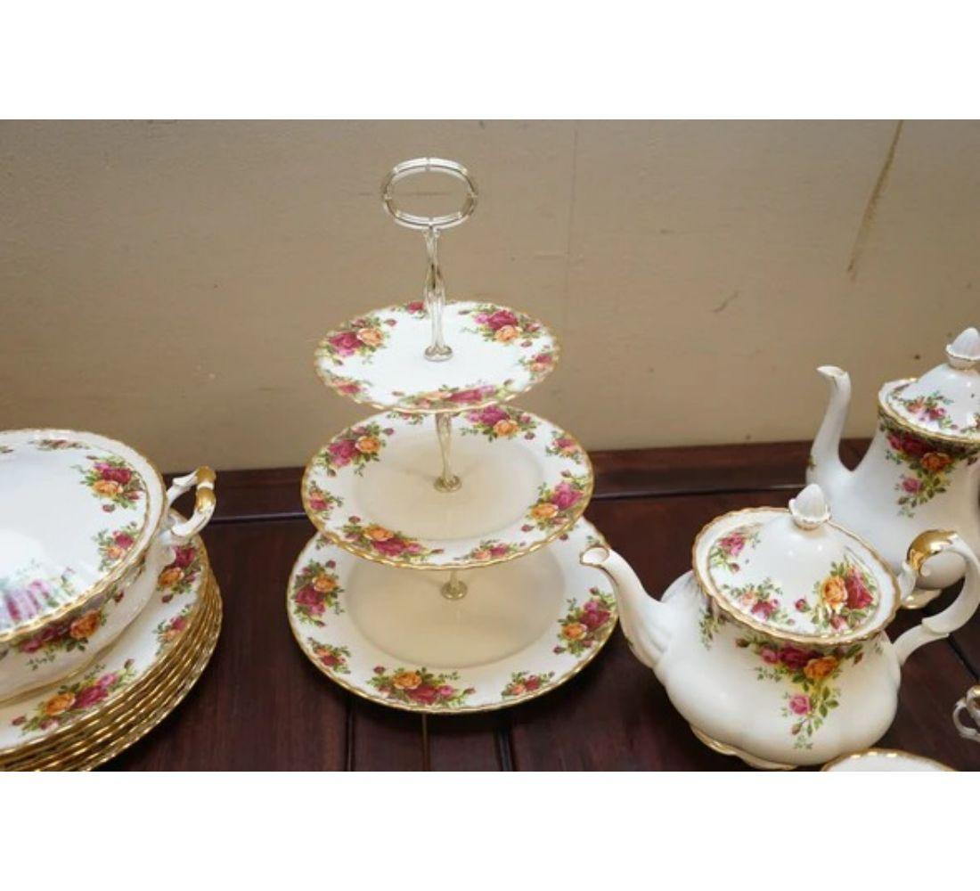 87 Piece Vintage Royal Albert Bone China Old Country Roses, circa 1960s For Sale 1