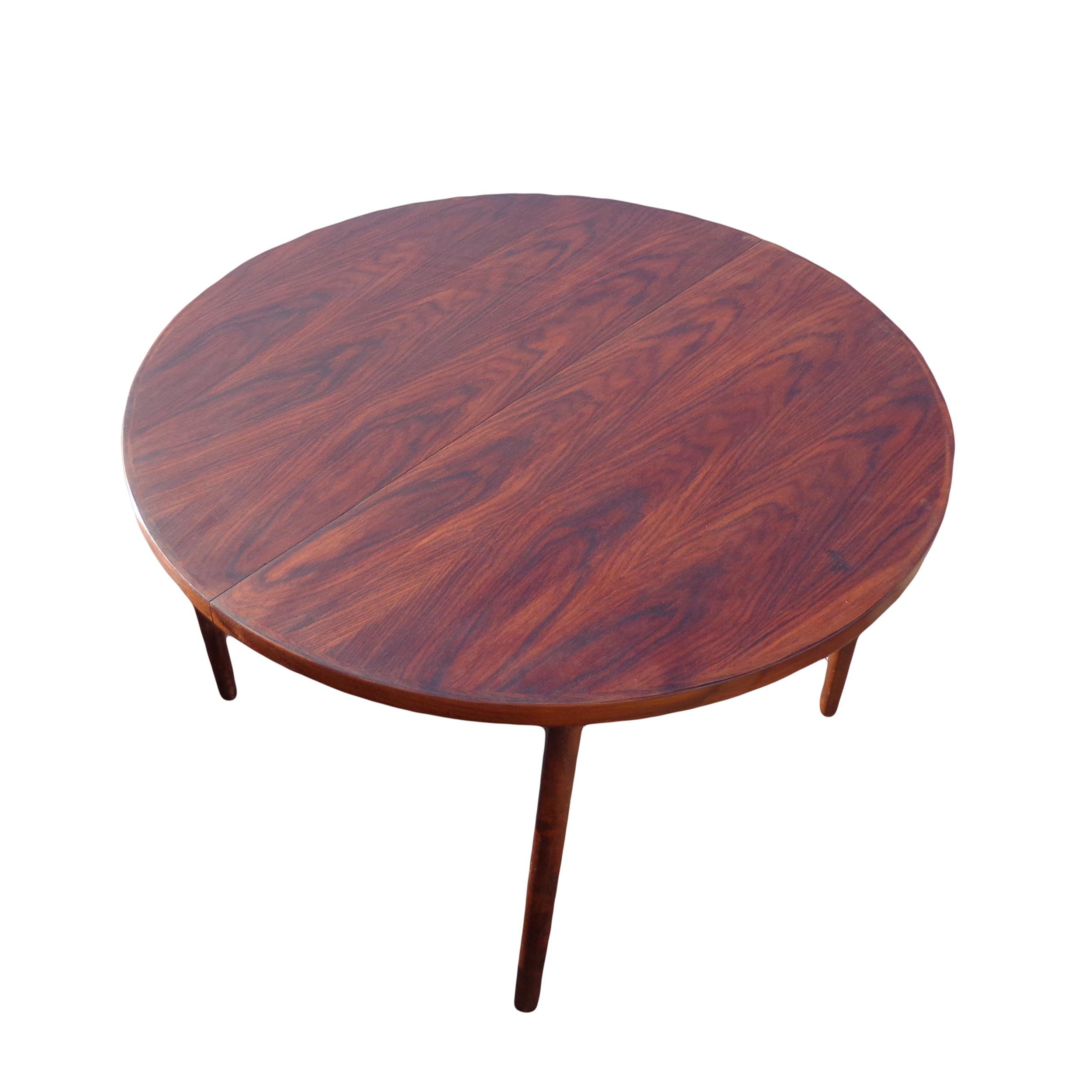 Table de salle à manger extensible en bois de rose scandinave de 87 pouces

Superbe table en bois de rose avec 2 plateaux
 
S'étend de 47,5
