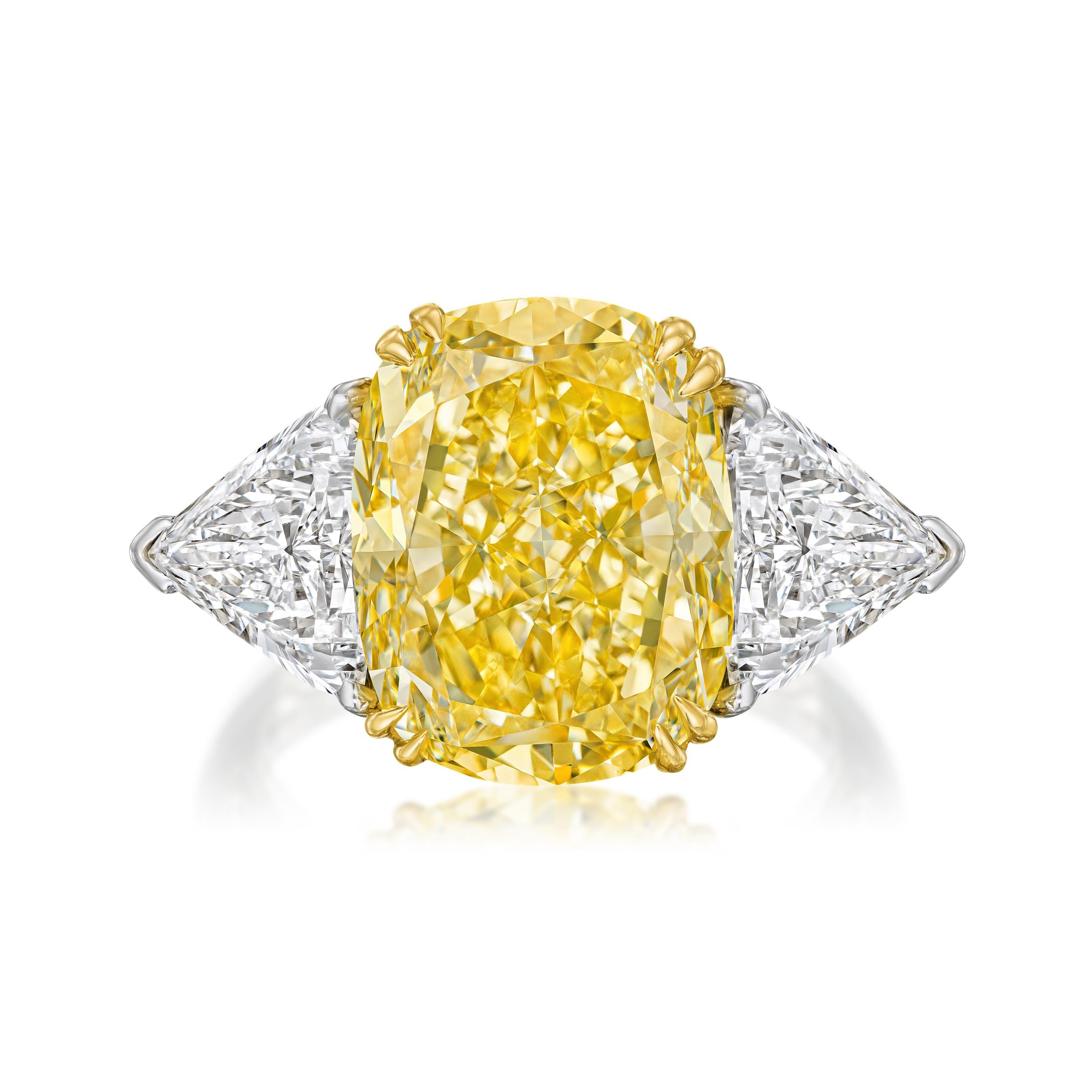 I diamanti bianchi avranno sempre il nostro cuore, ma quando si tratta di pietre più rare, i diamanti gialli li battono. Non solo sono eccezionali, ma si distinguono sicuramente in un mare di diamanti incolori.

Se vuoi un anello di fidanzamento