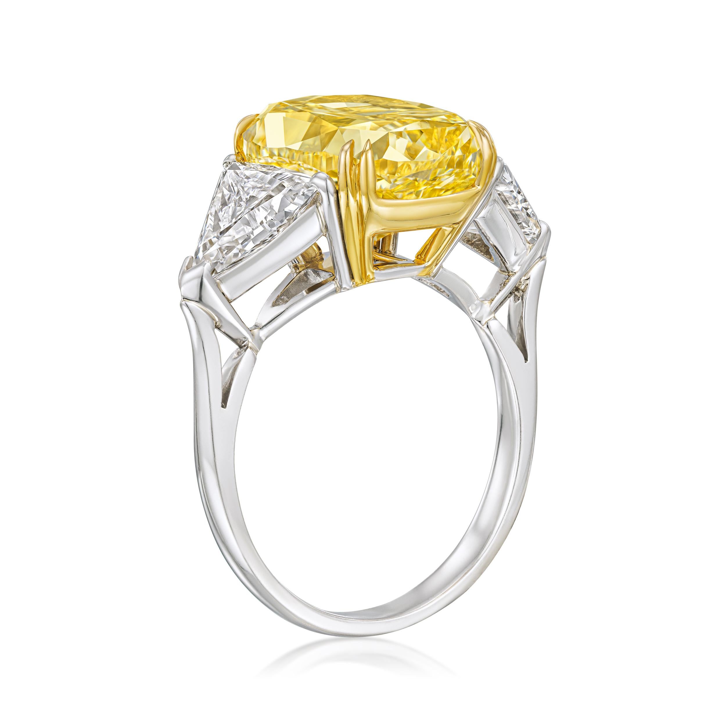 Moderno Anello di fidanzamento a tre pietre da 8,70 carati Fancy Yellow Intense Cushion Cut VVS2 GIA in vendita
