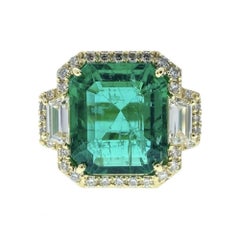 8.70 Carat Green Emerald Fashion Ring In 18k Yellow Gold