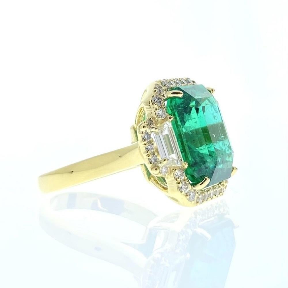 Contemporary 8.70 Carat Green Emerald Fashion Ring In 18k Yellow Gold For Sale