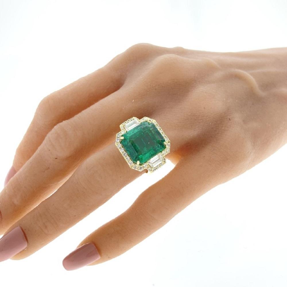 Emerald Cut 8.70 Carat Green Emerald Fashion Ring In 18k Yellow Gold For Sale