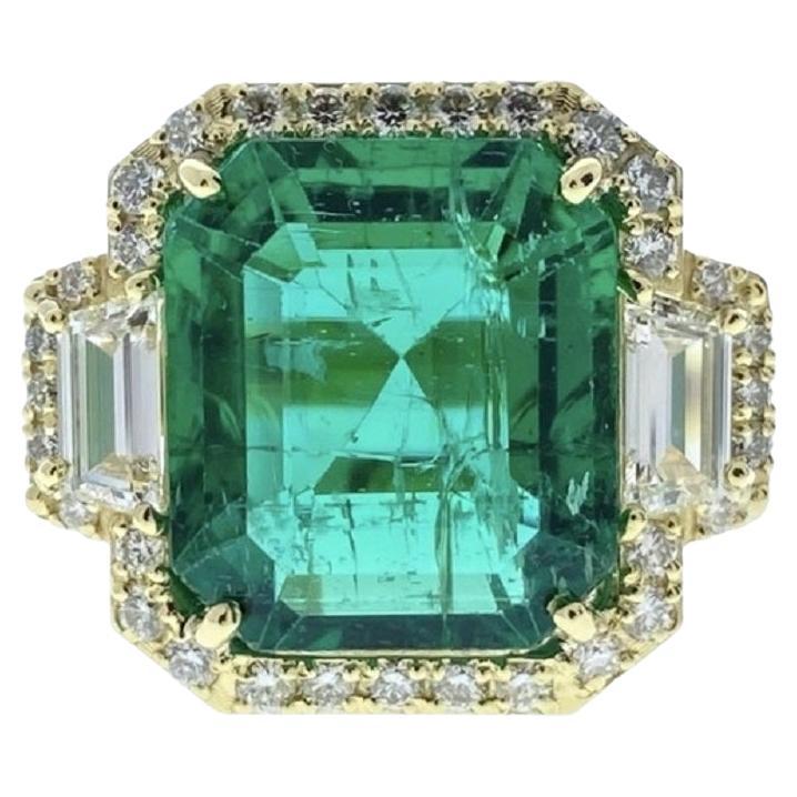 8.70 Carat Green Emerald Fashion Ring In 18k Yellow Gold For Sale
