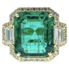 8.70 Carat Green Emerald Fashion Ring In 18k Yellow Gold
