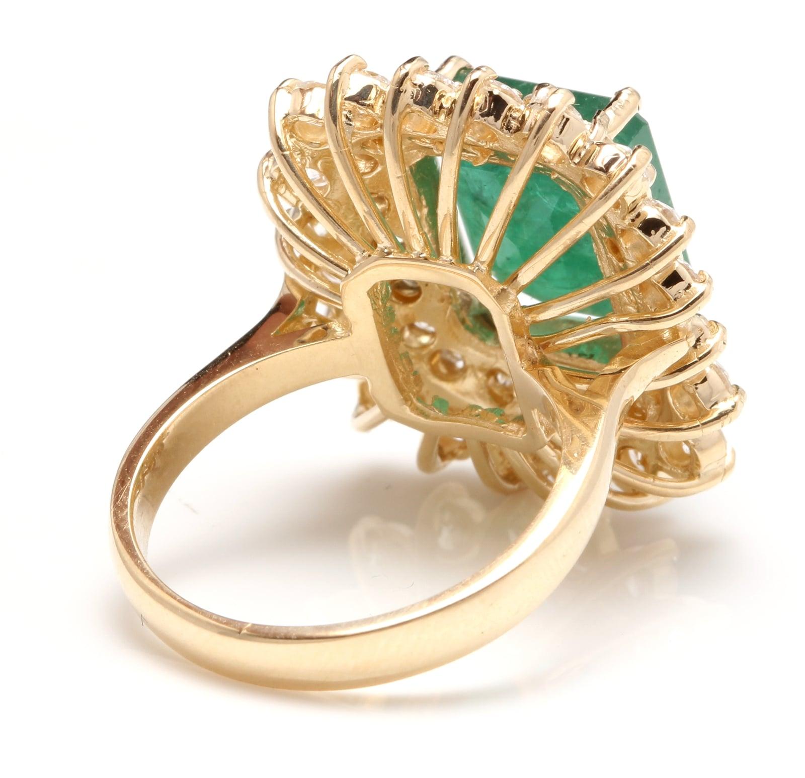 8.70 Carat Natural Emerald and Diamond 14 Karat Solid Yellow Gold Ring In New Condition For Sale In Los Angeles, CA