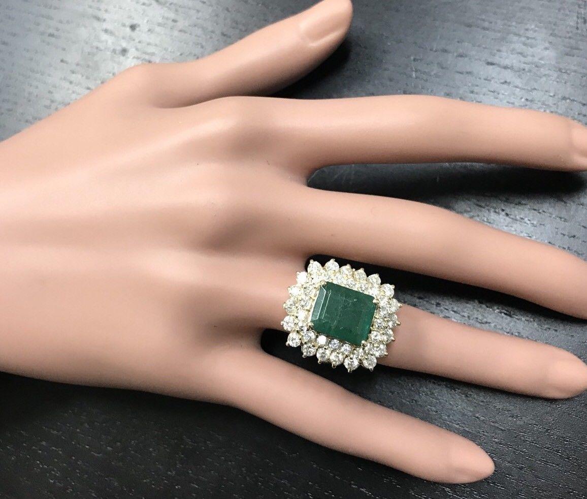 Women's or Men's 8.70 Carat Natural Emerald and Diamond 14 Karat Solid Yellow Gold Ring For Sale