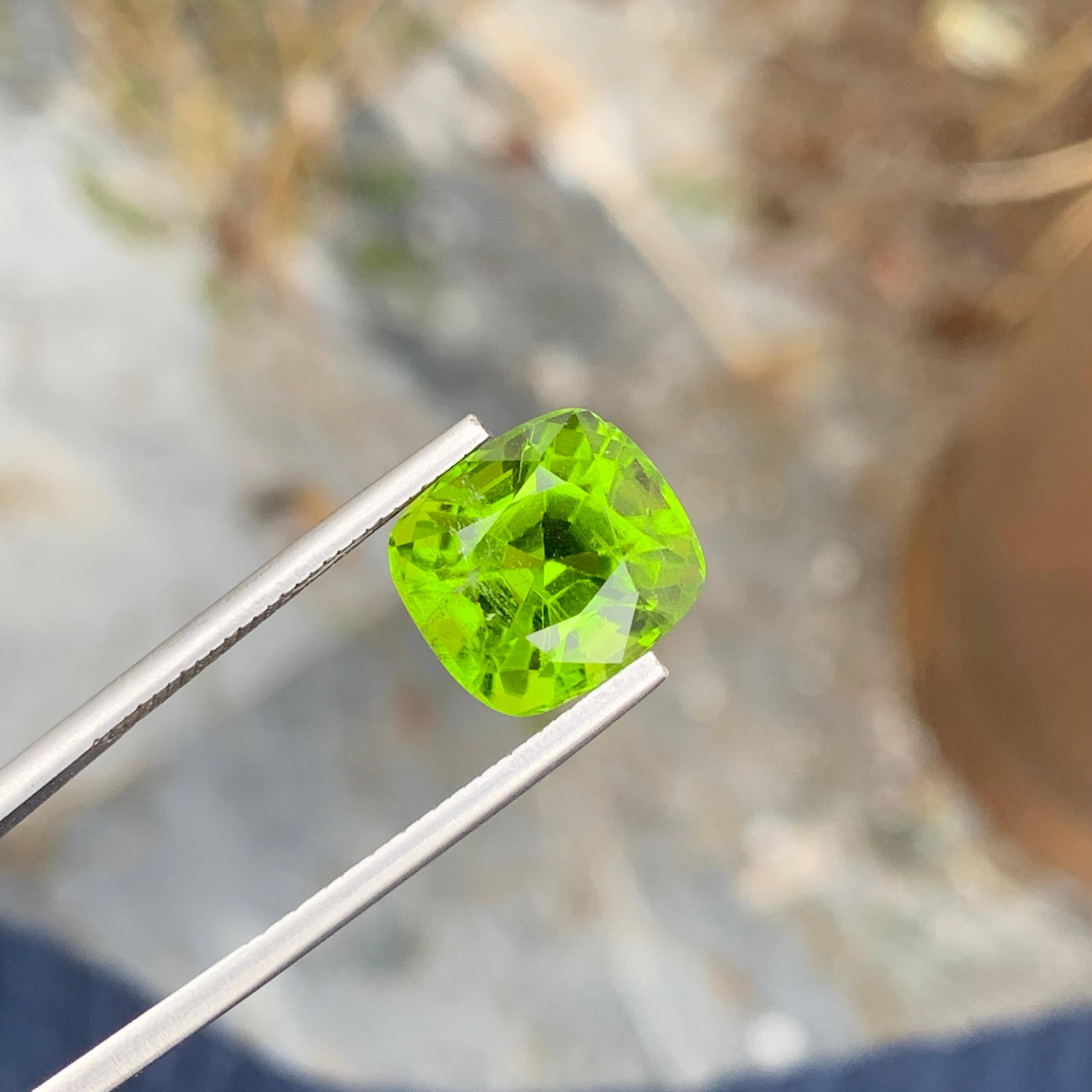 Arts and Crafts 8.70 Carat Natural Loose Apple Green Peridot Cushion Shape Gem For Necklace  For Sale