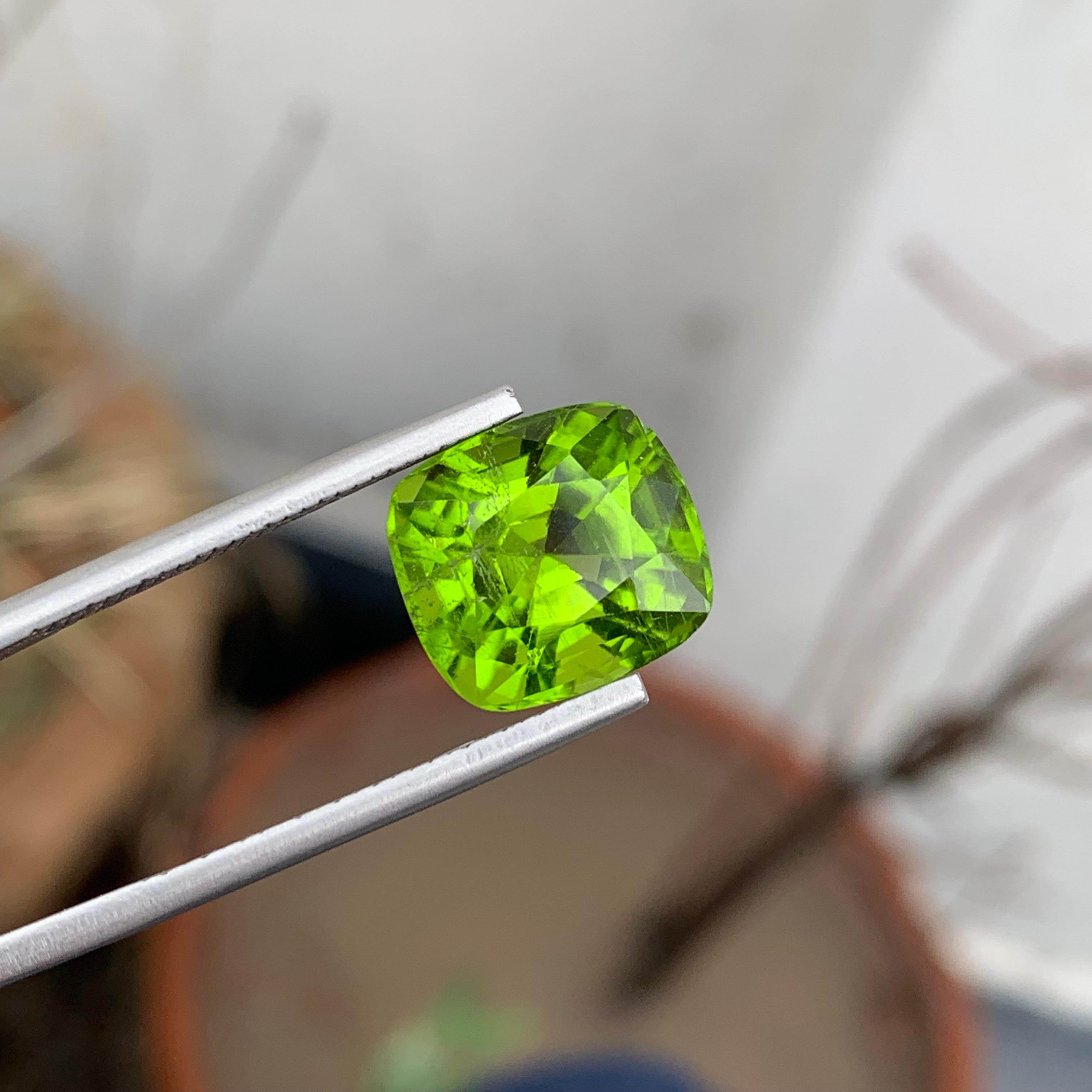 8.70 Carat Natural Loose Apple Green Peridot Cushion Shape Gem For Necklace  In New Condition For Sale In Peshawar, PK