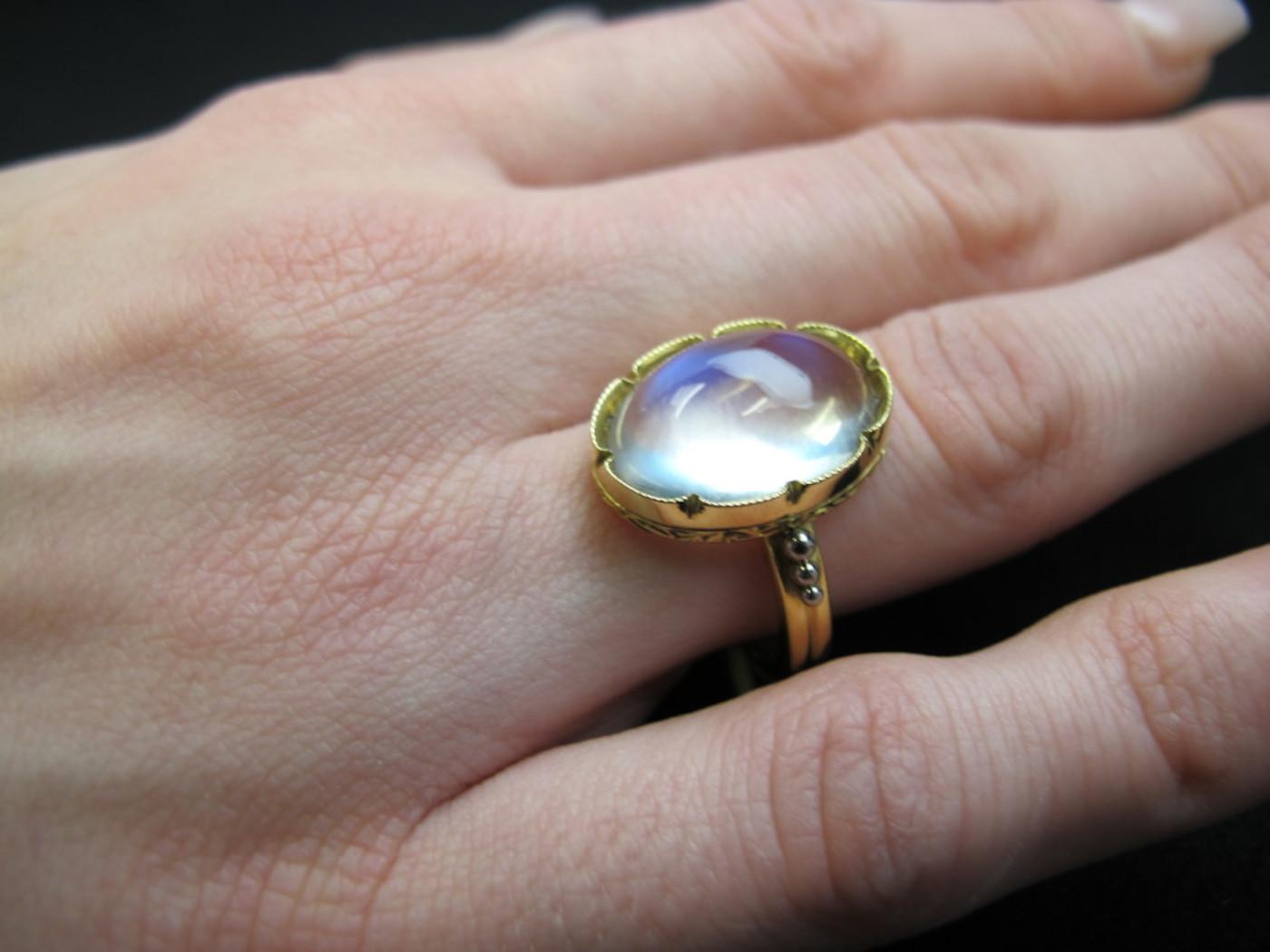 8.70 Carat Blue Flash Moonstone, Yellow Gold and Palladium Cocktail Ring For Sale 2