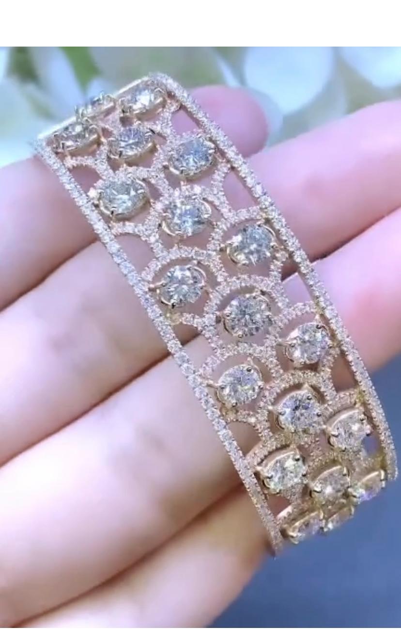 Women's 8.70 Carats Diamonds 18k Gold Modern Bracelet For Sale