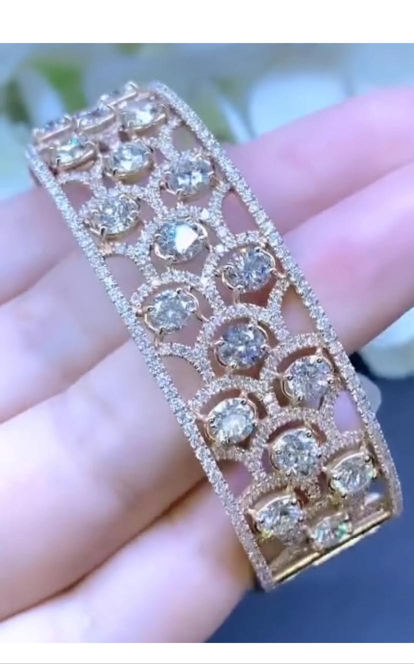 8.70 Carats Diamonds 18k Gold Modern Bracelet For Sale 1
