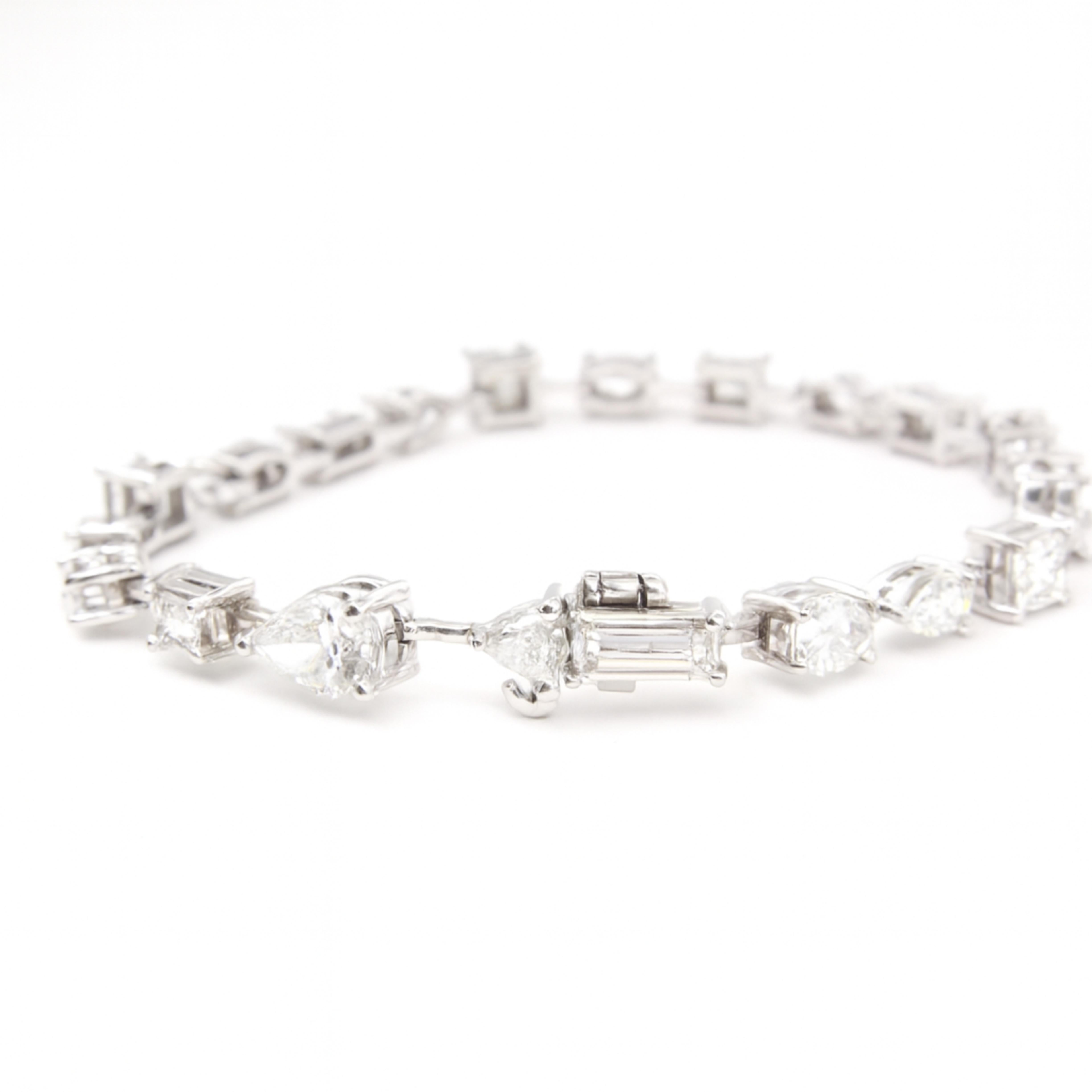 Pulsera de tenis con diamantes multiforma de 8,70 quilates en oro blanco de 18 quilates Corte redondo en venta