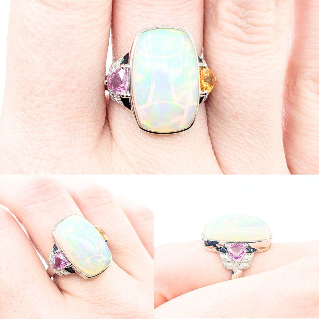 Ring aus Platin mit 8,70 Karat Opal, Cabochon, mehrfarbigem Saphir und Diamant

Wir präsentieren diesen exquisiten Opal- und Saphir-Edelsteinring, der meisterhaft aus Platin gefertigt ist. Der Ring zeigt einen fesselnden 8,70ct natürlichen Opal in