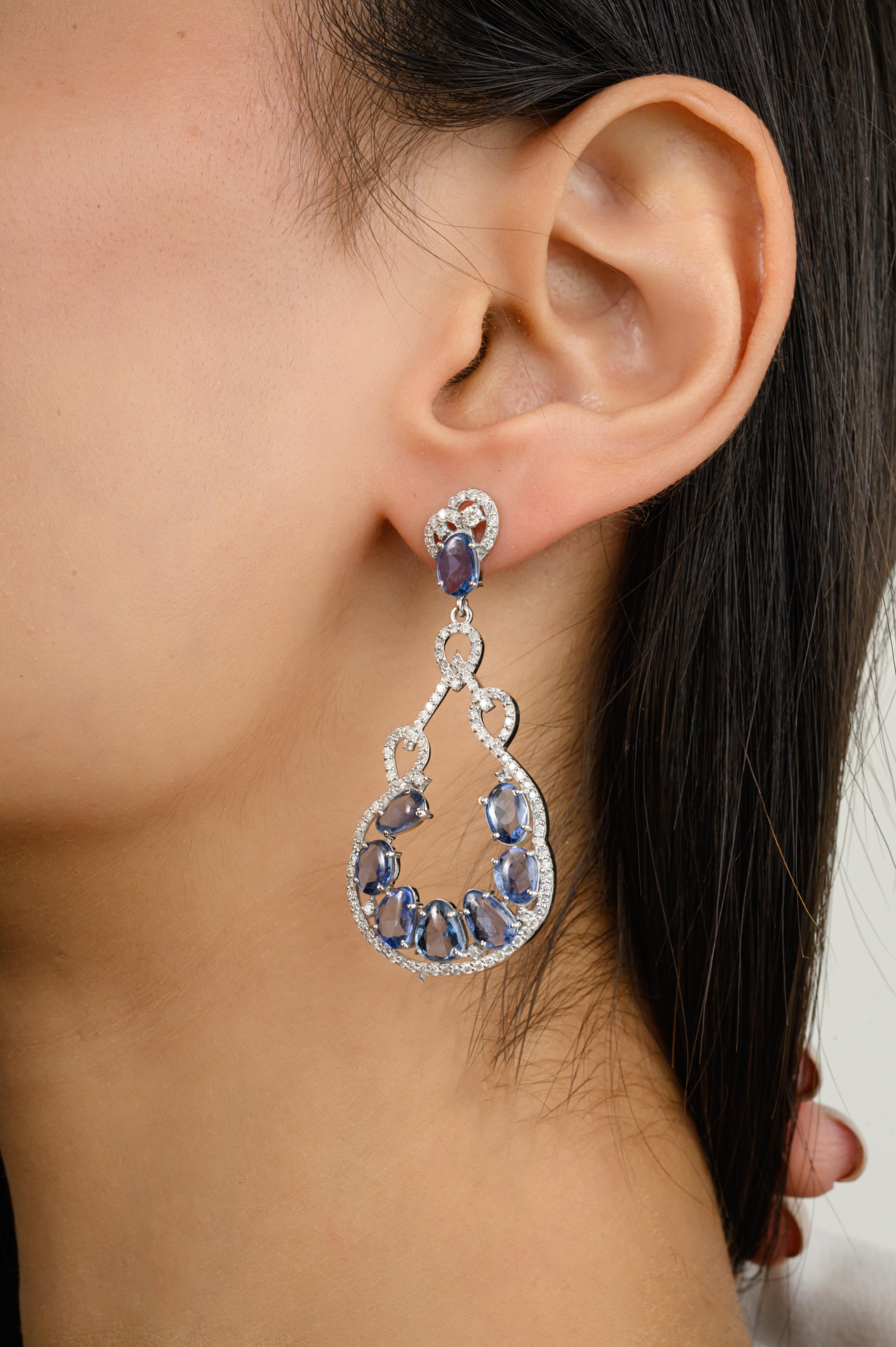 Orecchini pendenti con diamante e zaffiro blu da 8,71 carati per matrimonio in oro 18 carati, per fare un figurone con il tuo look. Per dare un tocco di classe al tuo look, ti servono degli orecchini pendenti. Questi orecchini creano un look