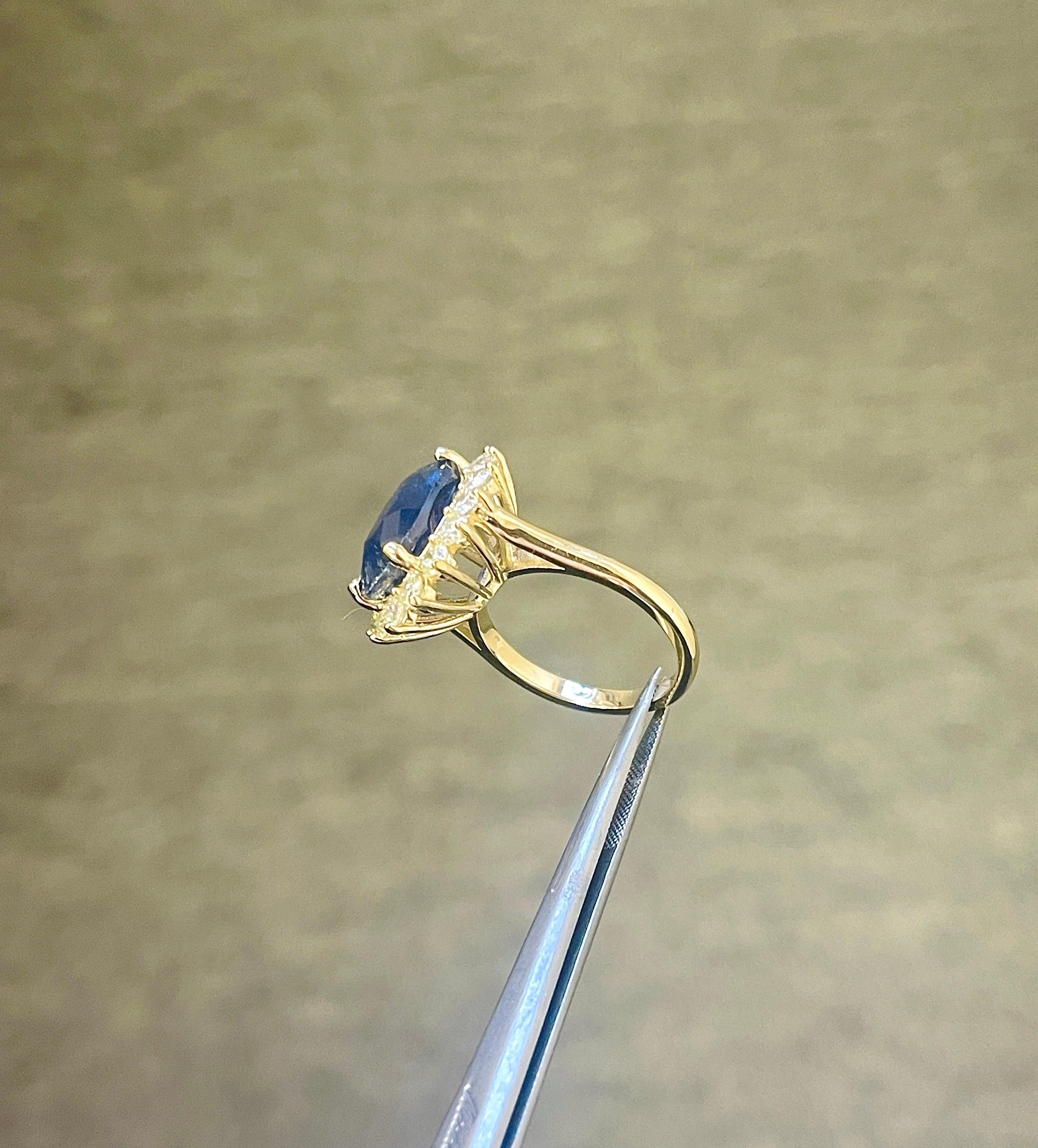 8,71 Karat intensiv blauer ovaler natürlicher Saphir 14K Gelbgold Diamantring mit Diamanten (Kissenschliff) im Angebot