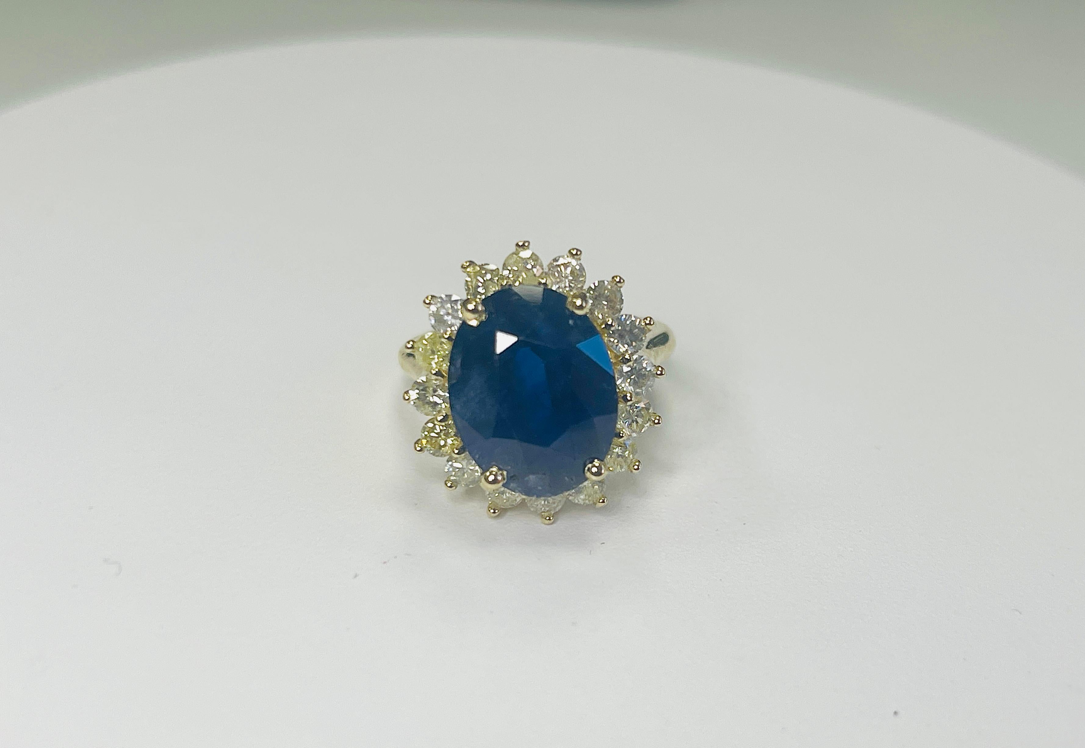 8,71 Karat intensiv blauer ovaler natürlicher Saphir 14K Gelbgold Diamantring mit Diamanten für Damen oder Herren im Angebot