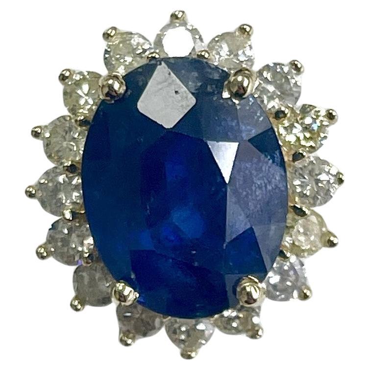 8,71 Karat intensiver blauer Ovalschliff natürlicher Saphir 14K Gelbgold Diamantring im Angebot