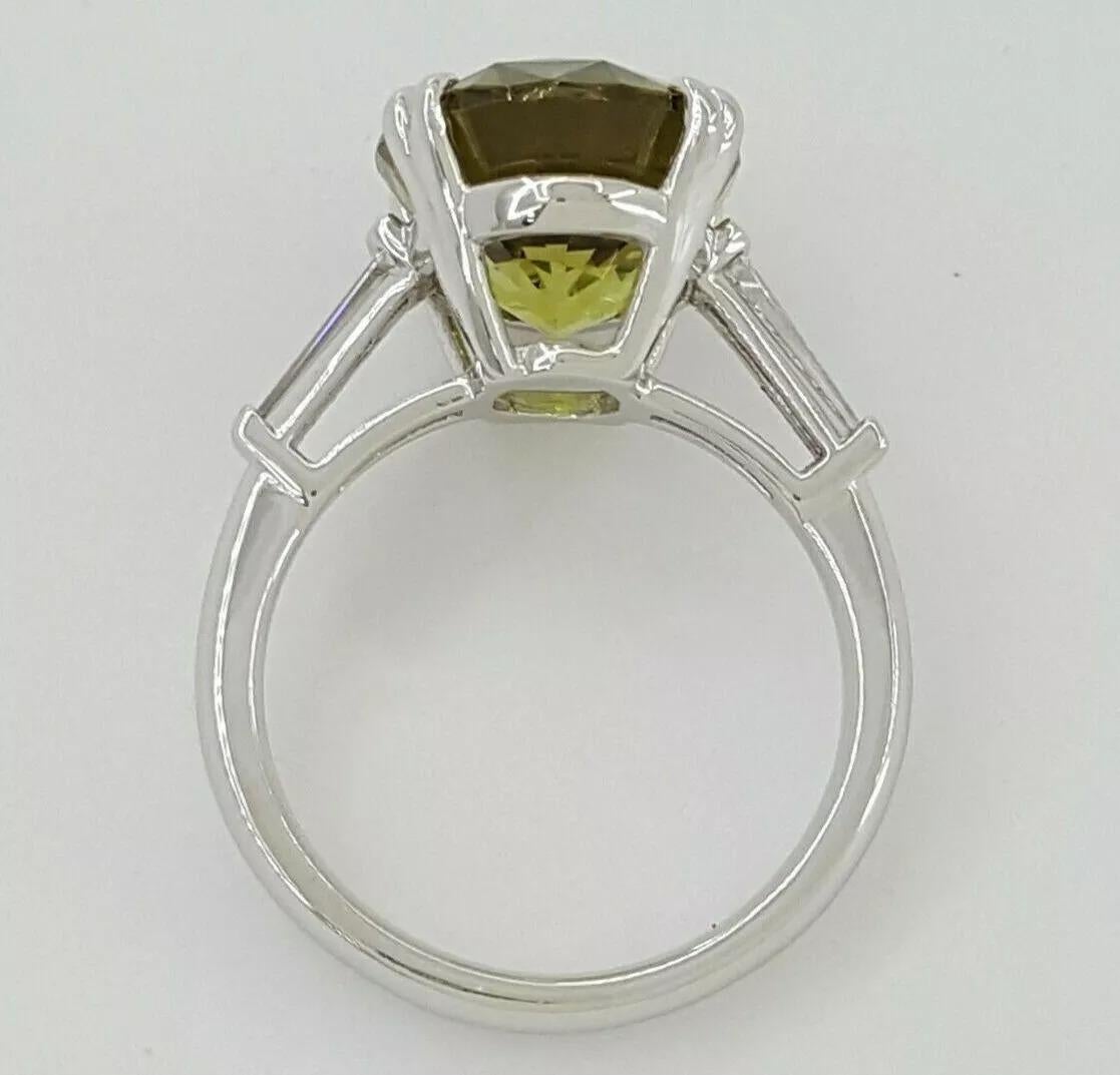 Taglio ovale Anello in platino da 8,71 carati con alessandrite taglio ovale e diamante a baguette affusolato in vendita