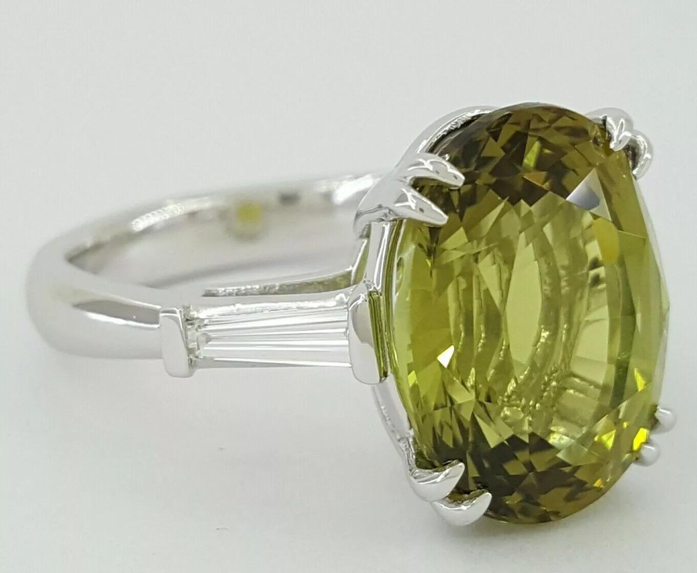 Anello in platino da 8,71 carati con alessandrite taglio ovale e diamante a baguette affusolato In condizioni Nuovo in vendita a Chicago, IL