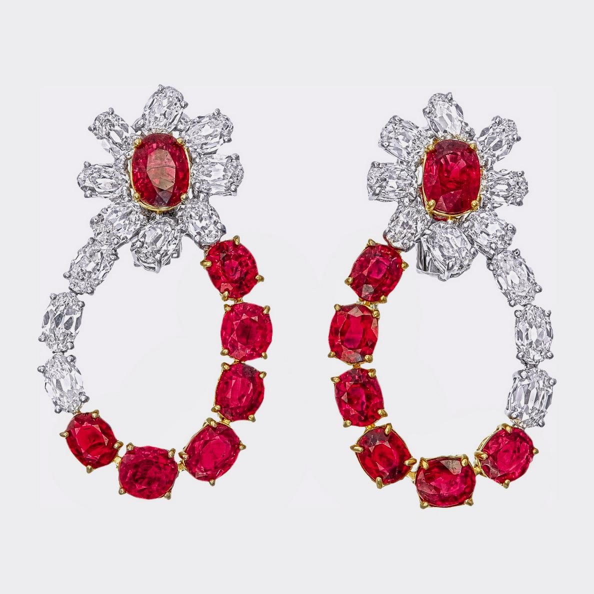  Eine klassische Eleganz für Ihre Schmucksammlung mit diesen atemberaubenden Rubin- und Diamant-Ohrringen von REWA Jewels aus 18 Karat Weißgold.

Die Mittelsteine sind zwei birmanische Rubine ohne Wärmebehandlung mit einem Gesamtgewicht von ca. 2,39