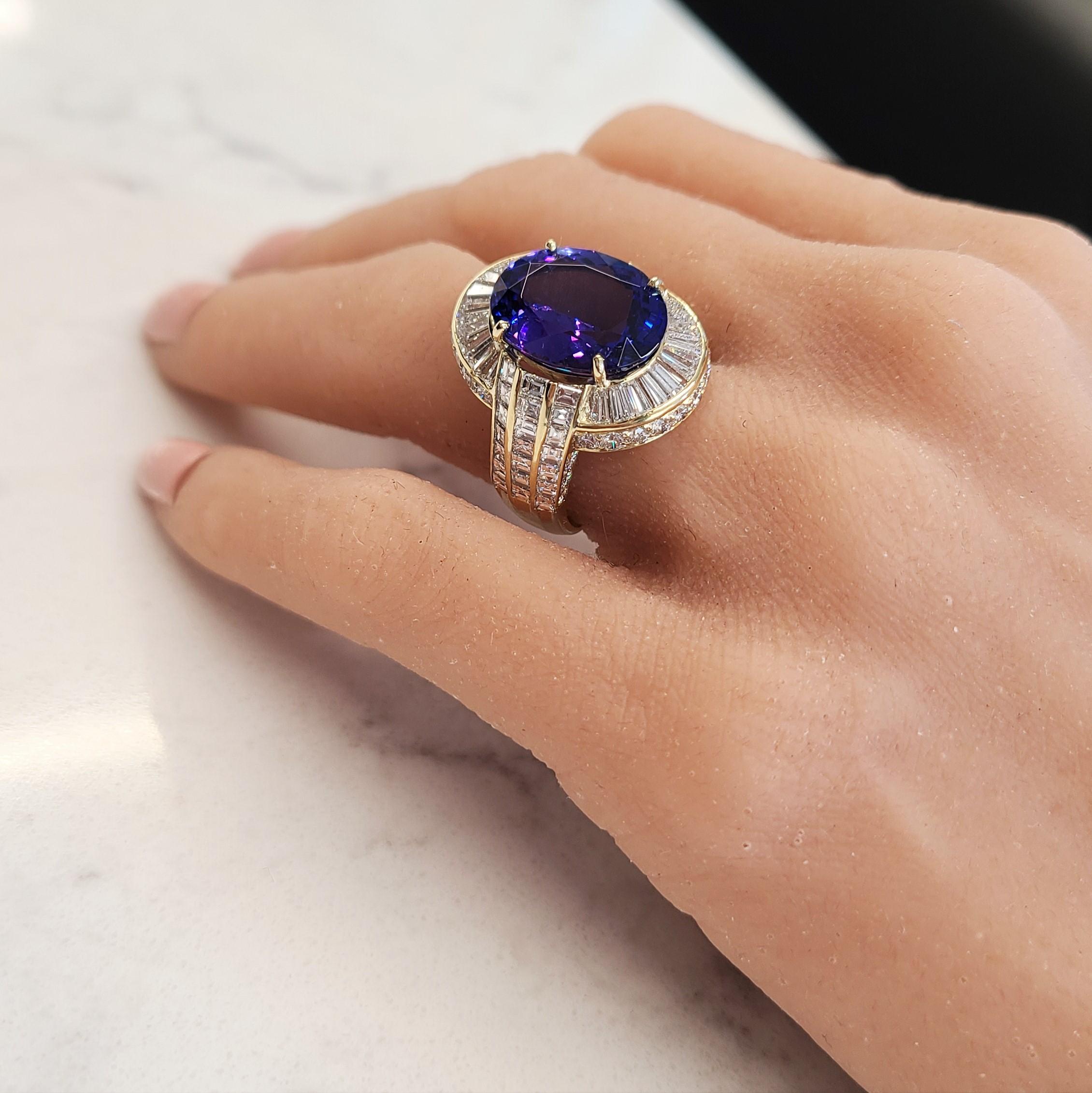 8.73 Carat Oval Tanzanite & Diamond Cocktail Ring in 18k Yellow Gold In New Condition In Chicago, IL