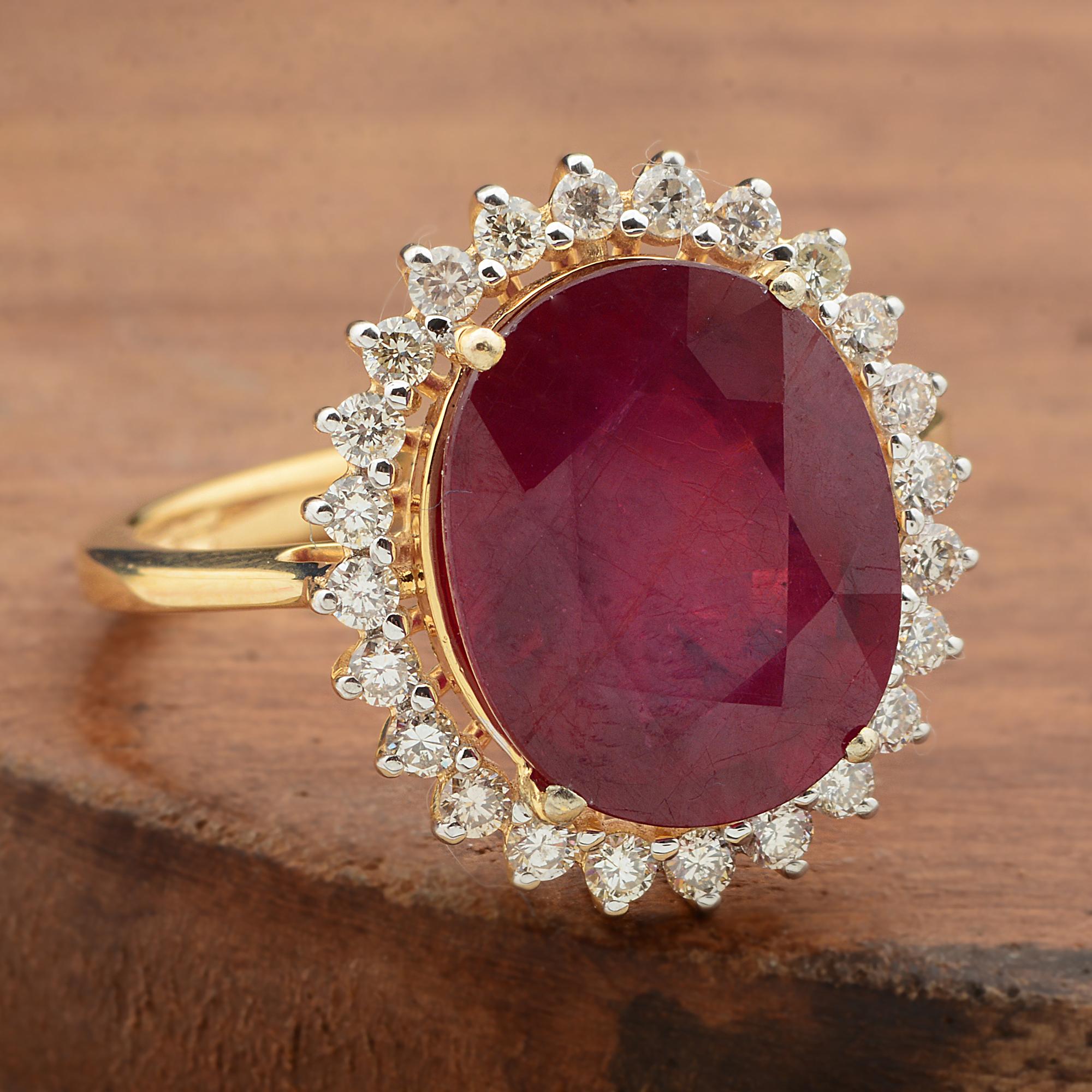 Modern 8.73 Carat Red Gemstone 0.55 Carat SI/H Diamond 10k Yellow Gold Cocktail Ring For Sale