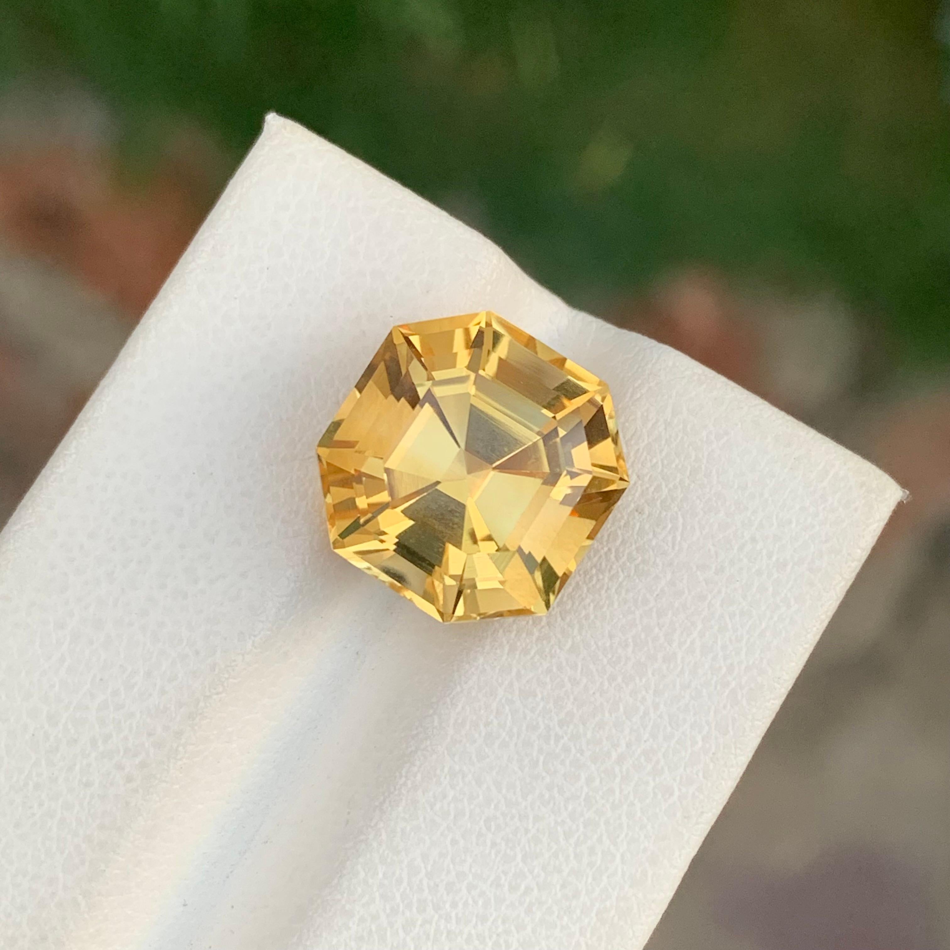 Pierre précieuse de forme hexagonale, citrine jaune naturelle facettée de 8,75 carats en vente 1