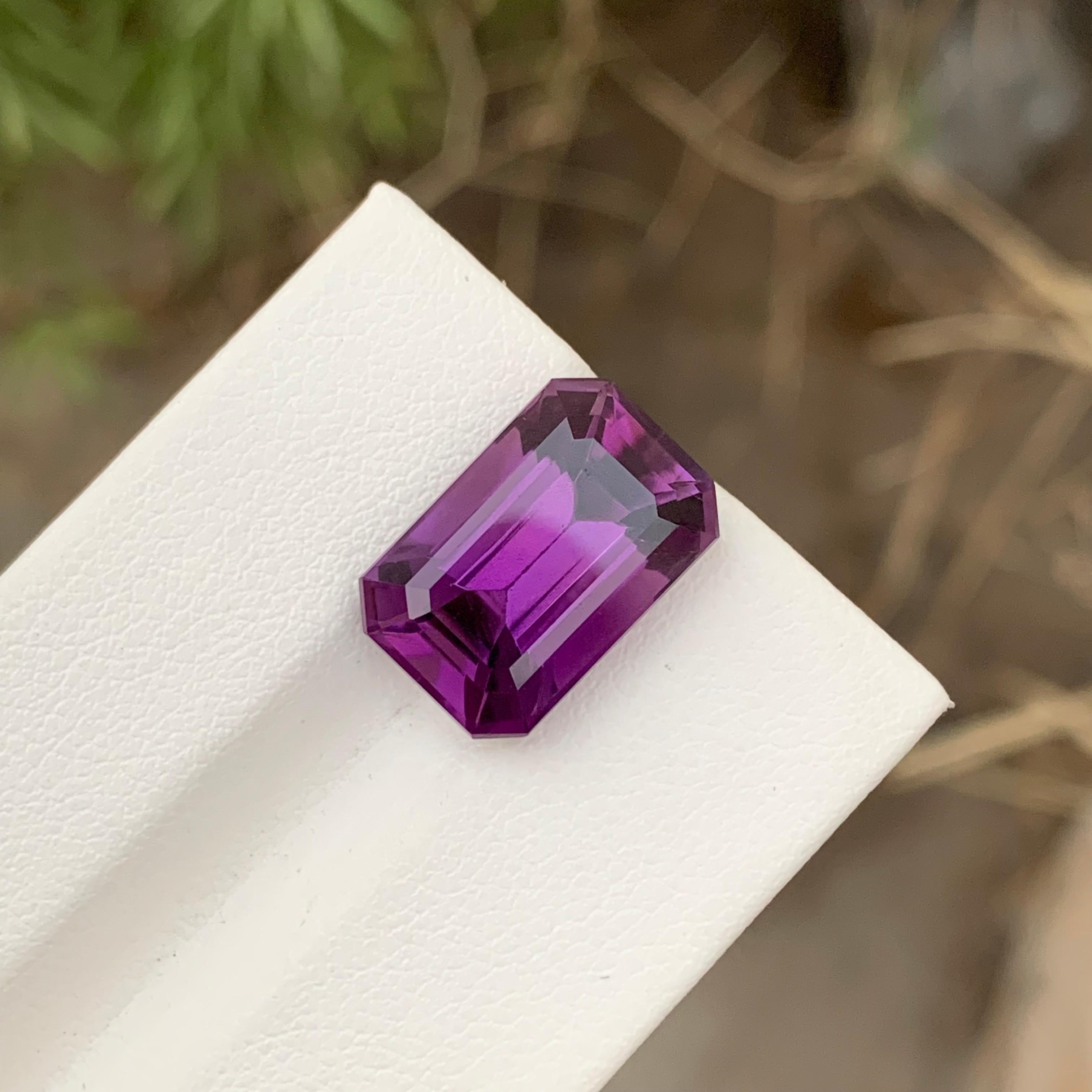 8.75 Carat Natural Loose Dark Purple Amethyst Emerald Shape Gem For Necklace  In New Condition For Sale In Peshawar, PK