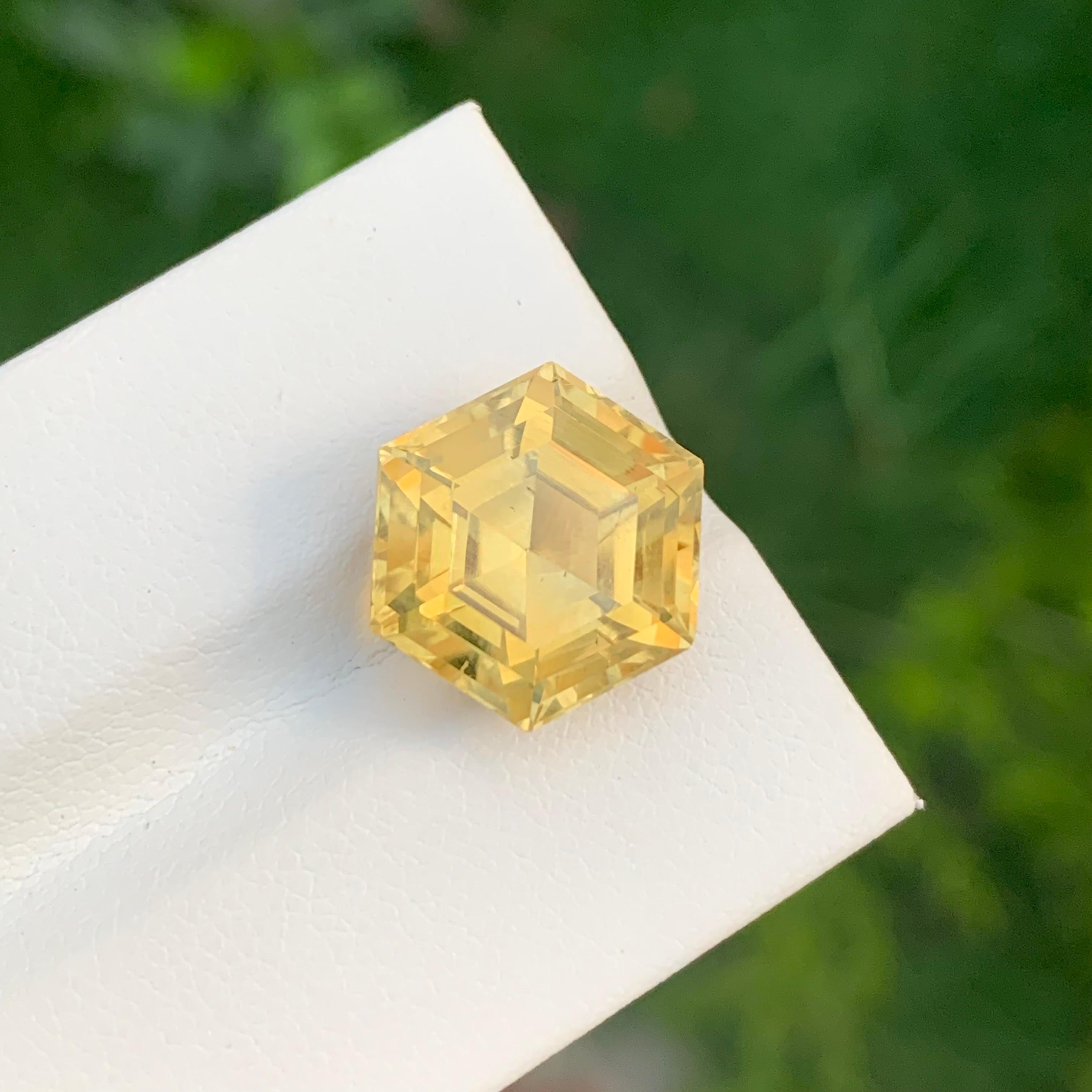 Pierre précieuse naturelle jaune non sertie de 8,75 carats de forme hexagonale pour bijoux en vente 4