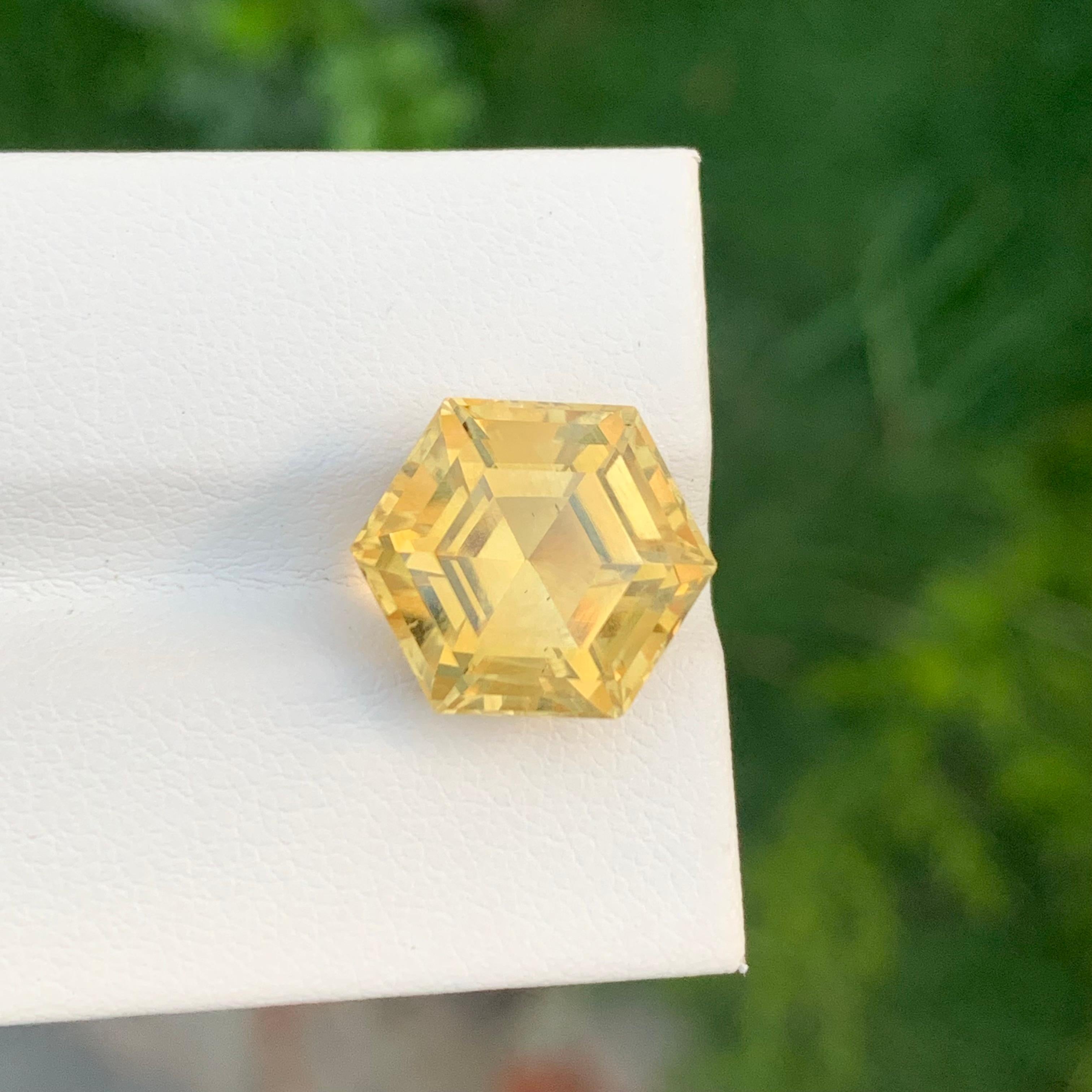 Taille hexagone Pierre précieuse naturelle jaune non sertie de 8,75 carats de forme hexagonale pour bijoux en vente