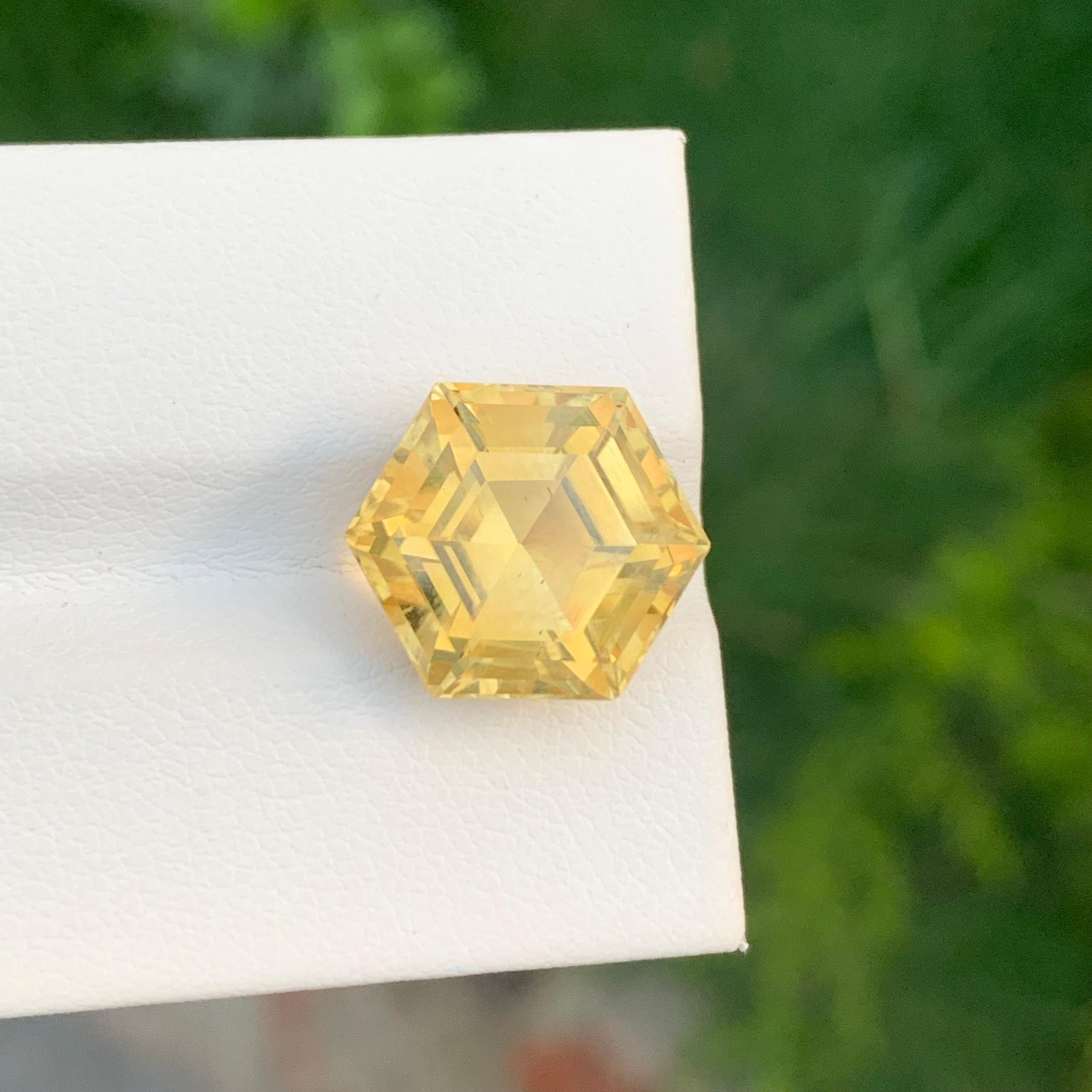 Pierre précieuse naturelle jaune non sertie de 8,75 carats de forme hexagonale pour bijoux Neuf - En vente à Peshawar, PK