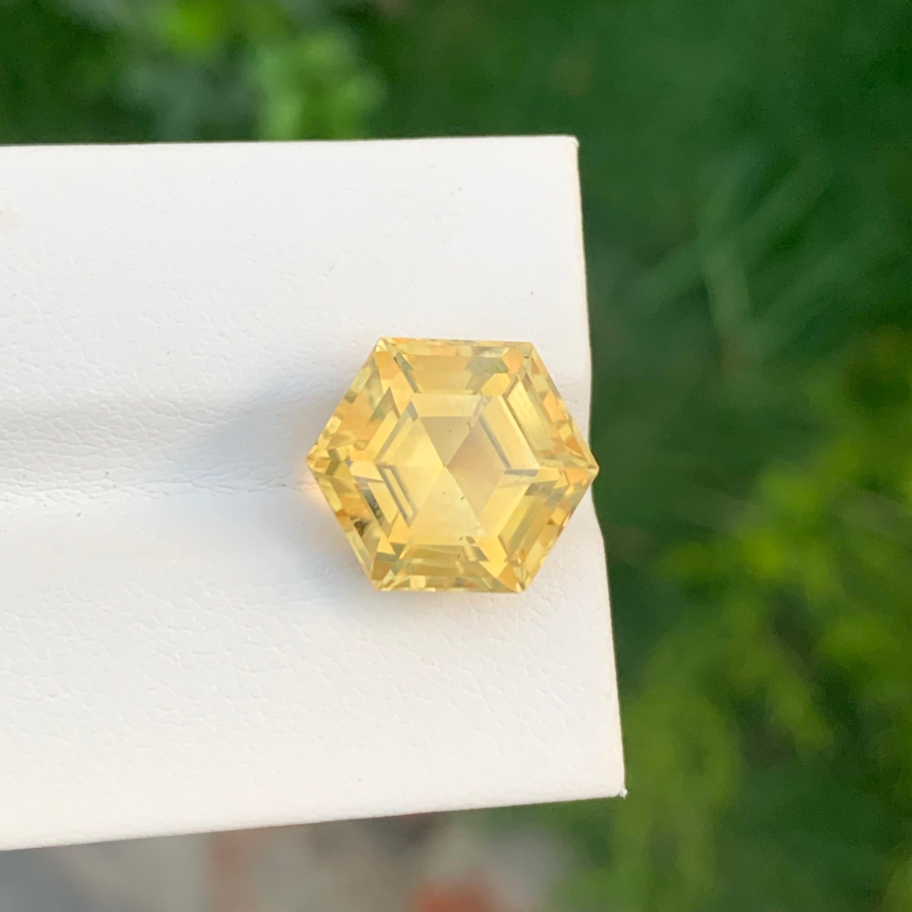 Pierre précieuse naturelle jaune non sertie de 8,75 carats de forme hexagonale pour bijoux Unisexe en vente