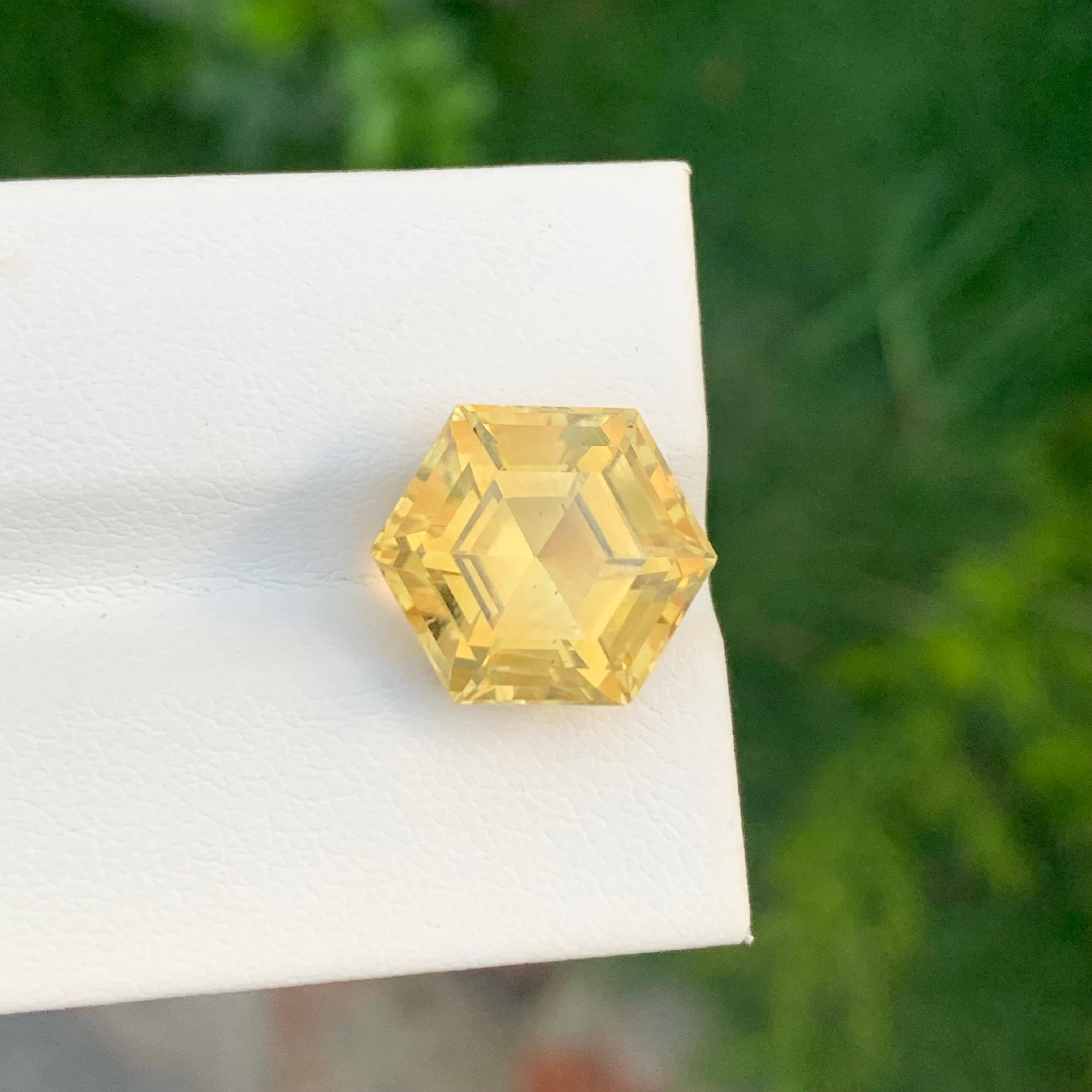 Pierre précieuse naturelle jaune non sertie de 8,75 carats de forme hexagonale pour bijoux en vente 1